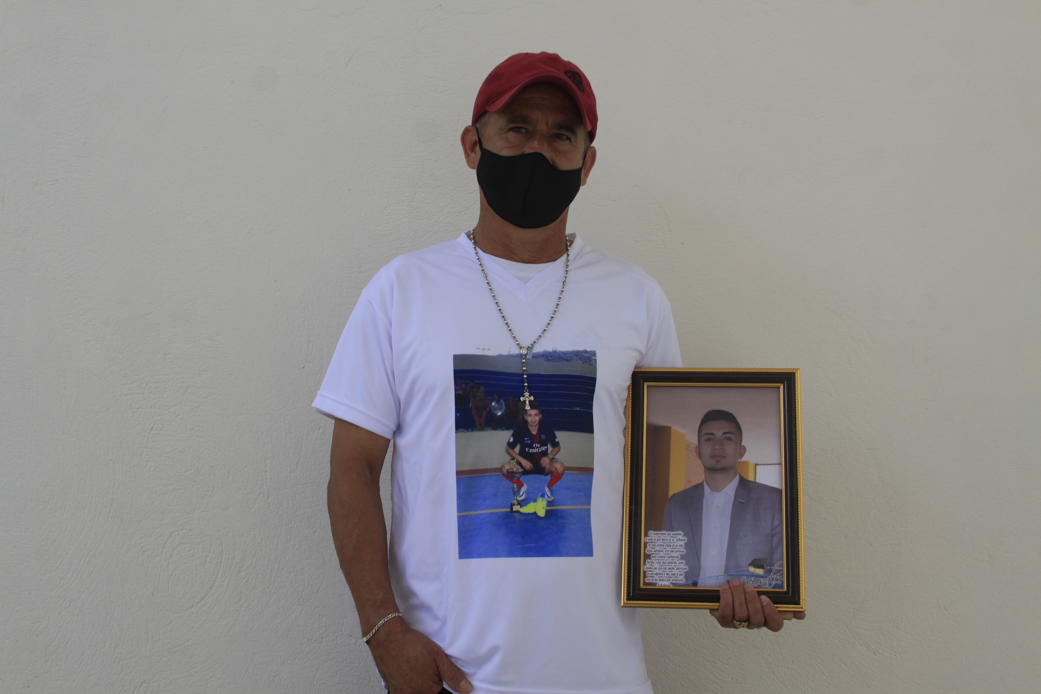 Carlos Patiño, padre de Bairon patiño, Jesús Quintero, padre de Sebastián Quintero, uno de los ocho jóvenes masacrados en Samaniego.