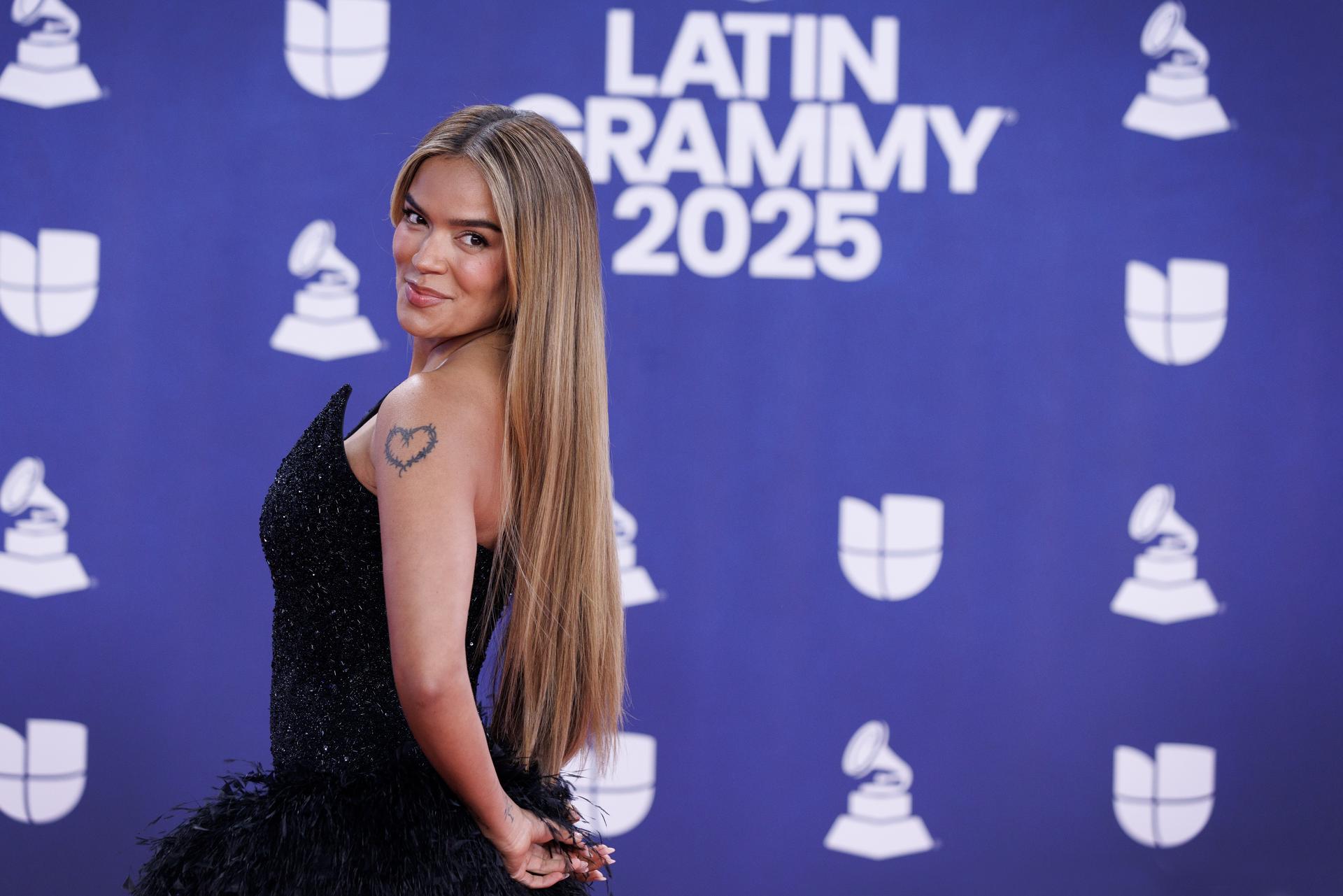 El vestido negro de Karol G en los Latin Grammy: quién lo diseñó y otros datos