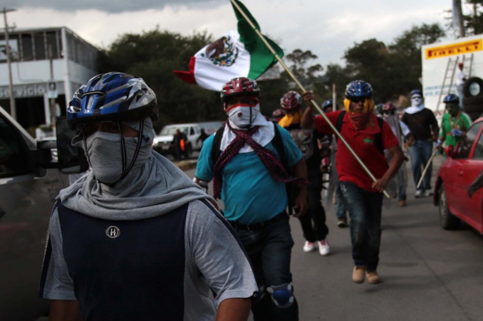 Unos maestros de la Coordinadora Estatal de Trabajadores de la Educación de Guerrero (CETEG) se retiran de las instalaciones del Congreso del estado de Guerrero tras incendiarlo.