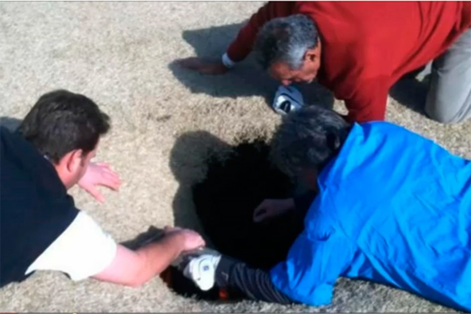 Golfista fue tragado por un hoyo