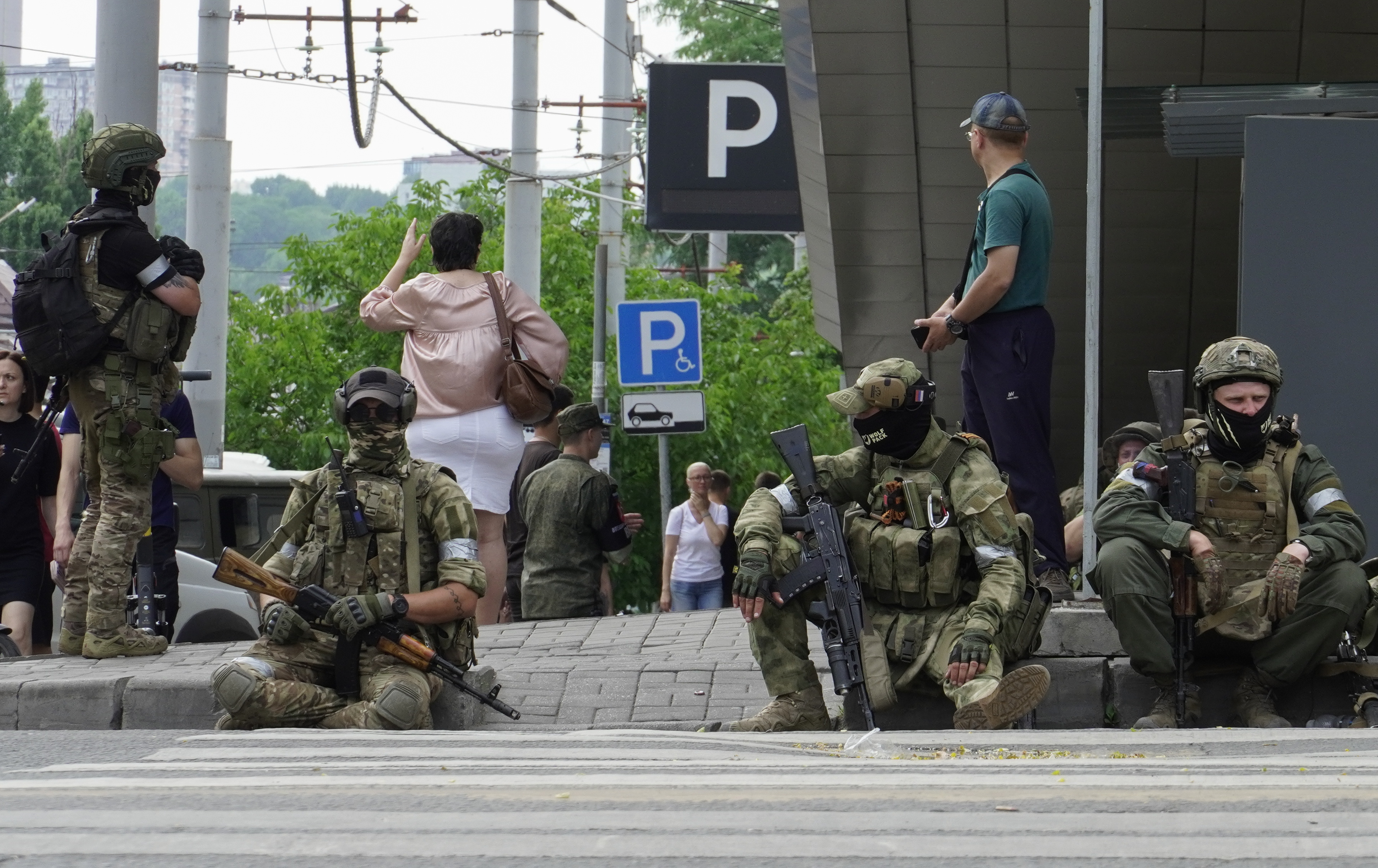 Rostov-on-don (Russian Federation), 23/06/2023.- Servicemen from private military company (PMC) Wagner Group stand guard in downtown Rostov-on-Don, southern Russia, 24 June 2023. Security and armoured vehicles were deployed after Wagner Group's chief Yevgeny Prigozhin said in a video that his troops had occupied the building of the headquarters of the Southern Military District, demanding a meeting with Russia'Äôs defense chiefs. (Rusia) EFE/EPA/STRINGER
