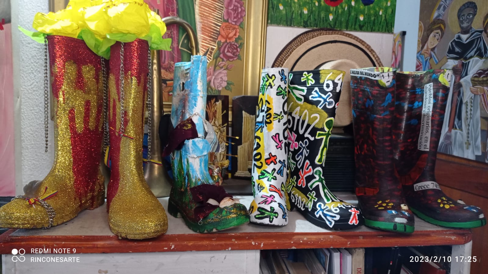 Las botas hechas arte con que madres de Soacha rinden tributo a “falsos positivos”