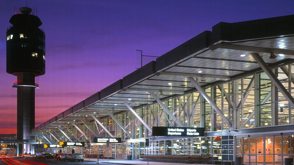 El Aeropuerto Internacional de Vancouver, ubicado a unos 12 km del centro de la ciudad, es una de las principales puertas de entrada a Canadá y cuenta con certificación de 4 estrellas por la calidad de sus instalaciones y servicios. Destaca por su diseño atractivo con identidad local y por la atención cálida de su personal, aunque presenta algunos retos como tiempos de espera en seguridad y limitaciones en sus salas VIP.