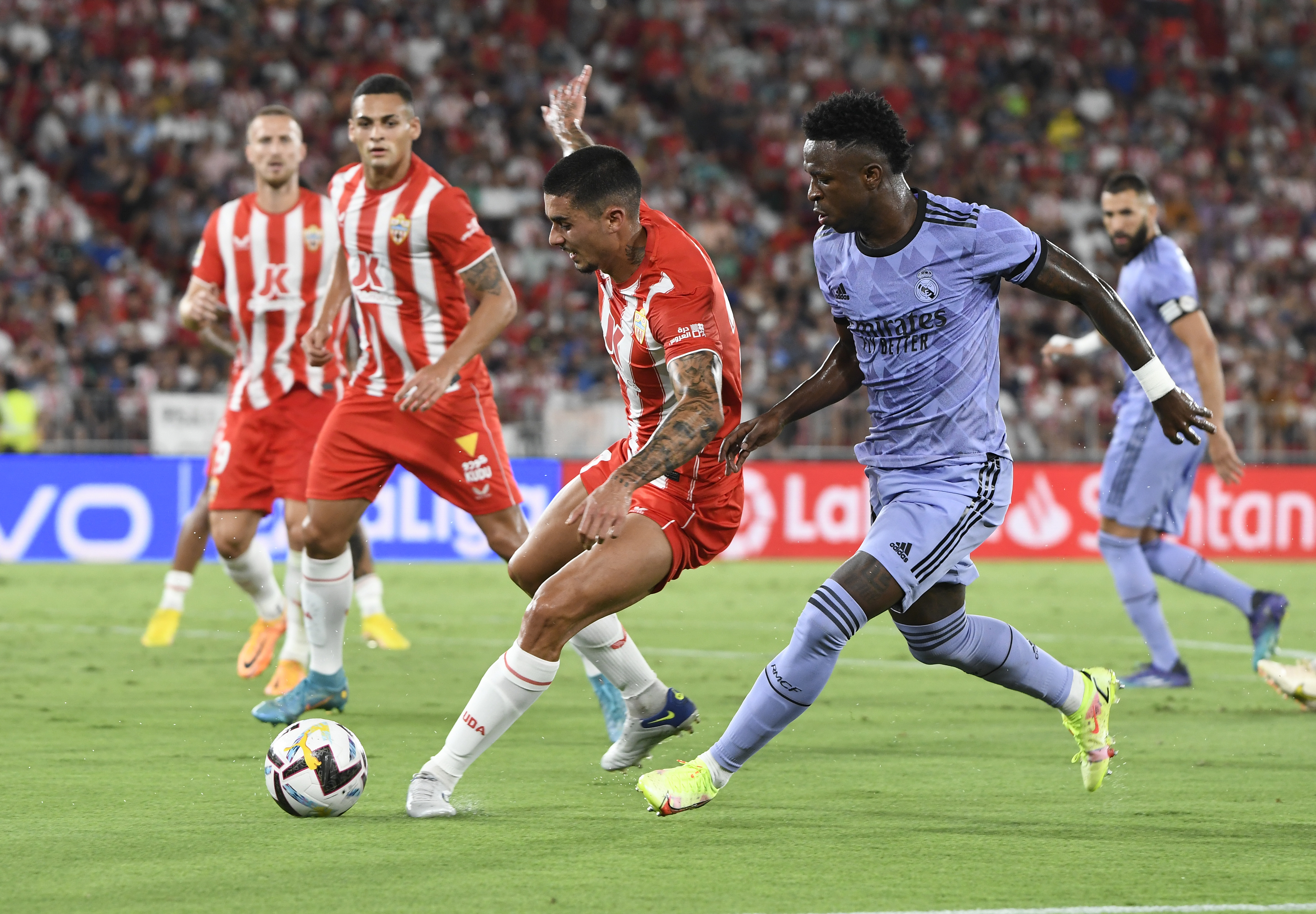 Real Madrid le remontó a Almería y empezó con pie derecho su defensa del título