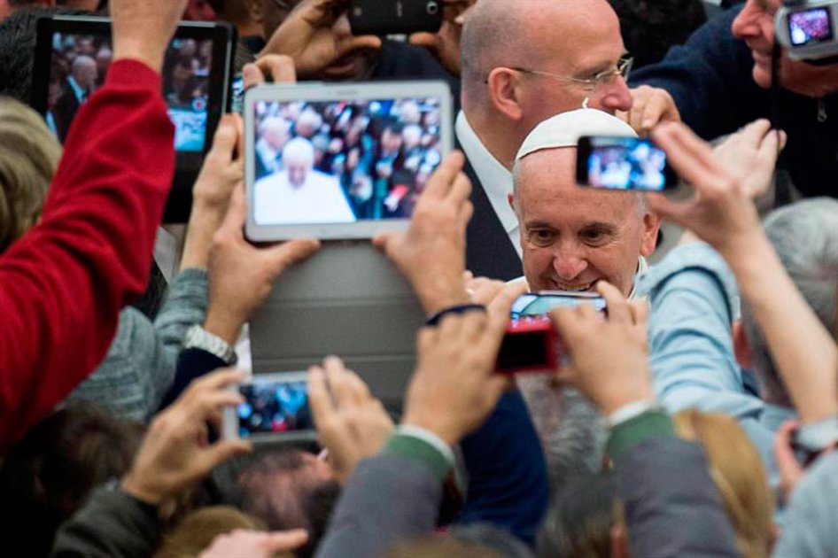 Papa Francisco se habría reunido con transexual español