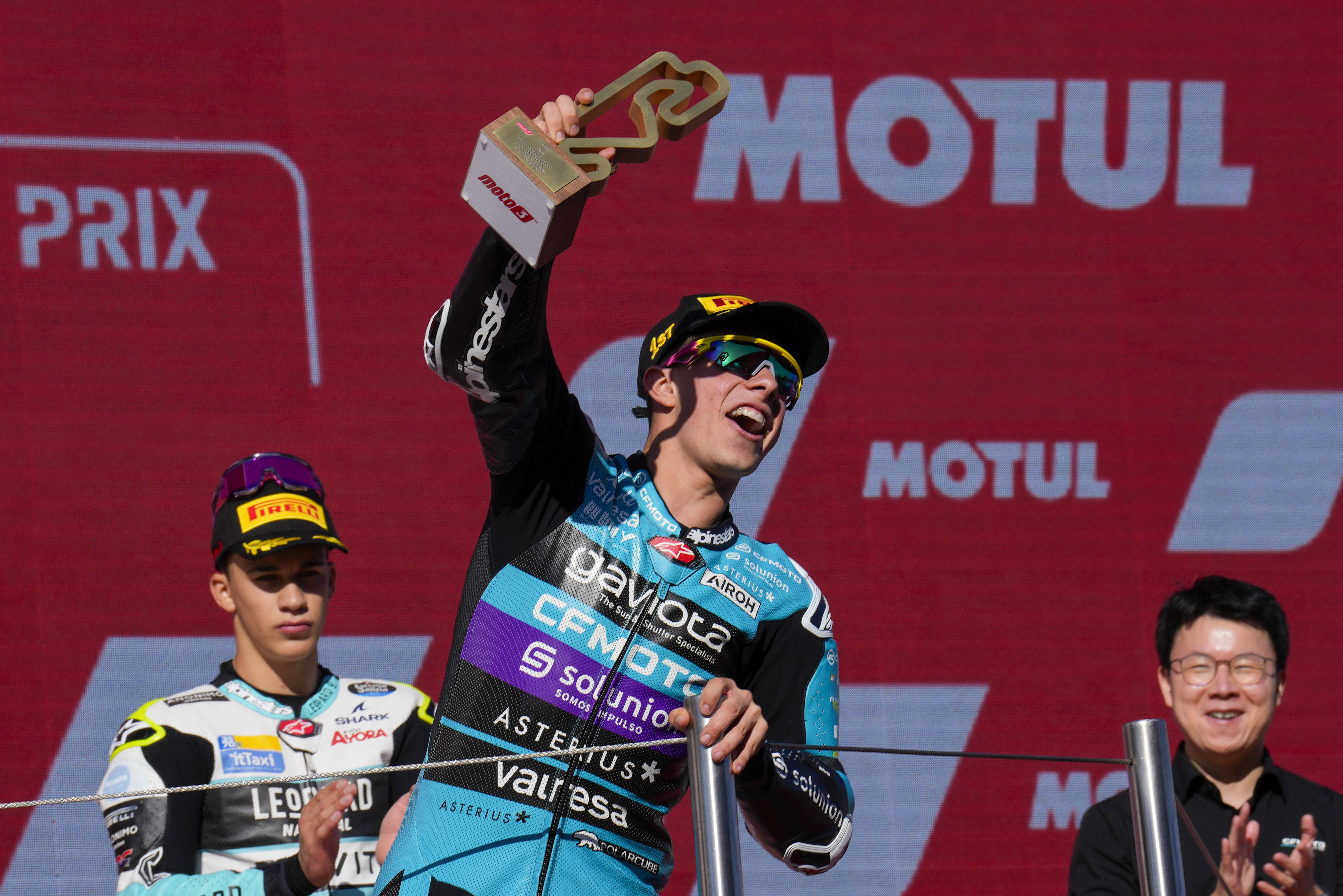 MONTMELÓ (BARCELONA), 17/11/2024.- El piloto colombiano David Alonso, CFMOTO Aspar Team, celebra su victoria tras ganar la carrera de Moto3 Gran Premio Barcelona Solidaridad de Moto3.EFE/ Alejandro García