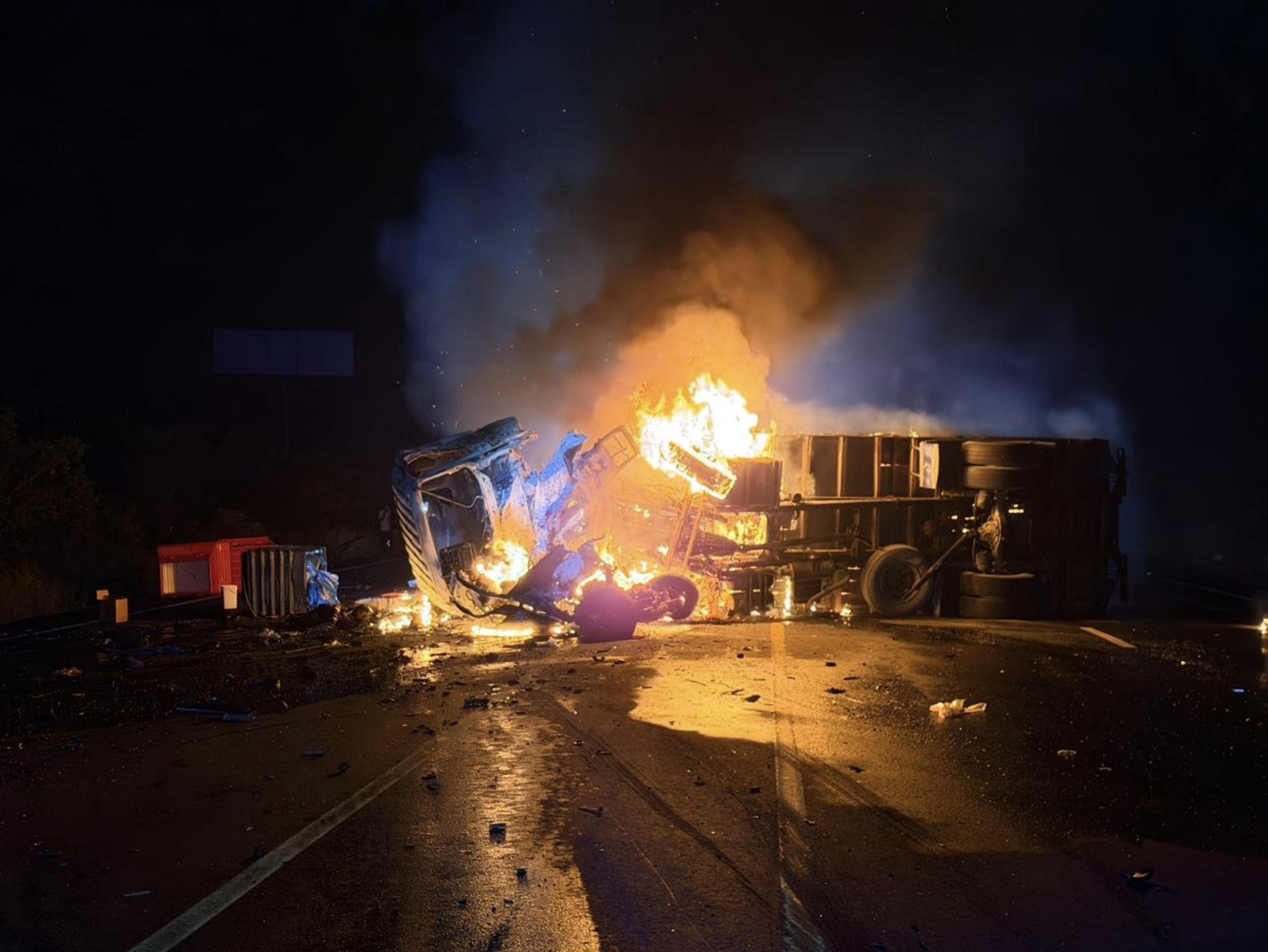 Choque vehicular que causó un incendio en Ecuador deja 10 muertos