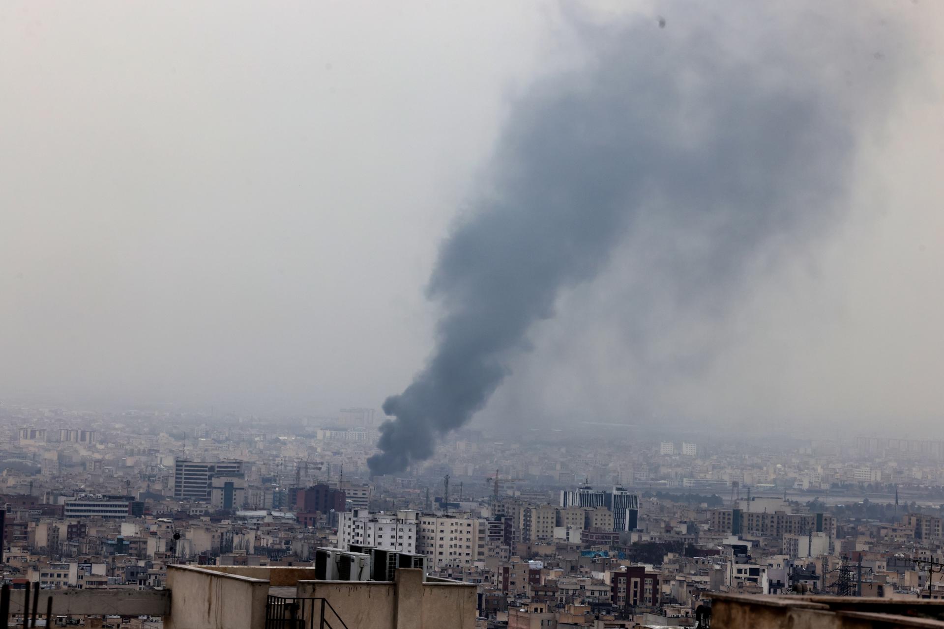 Densa nube de humo sobre el cielo de Teherán