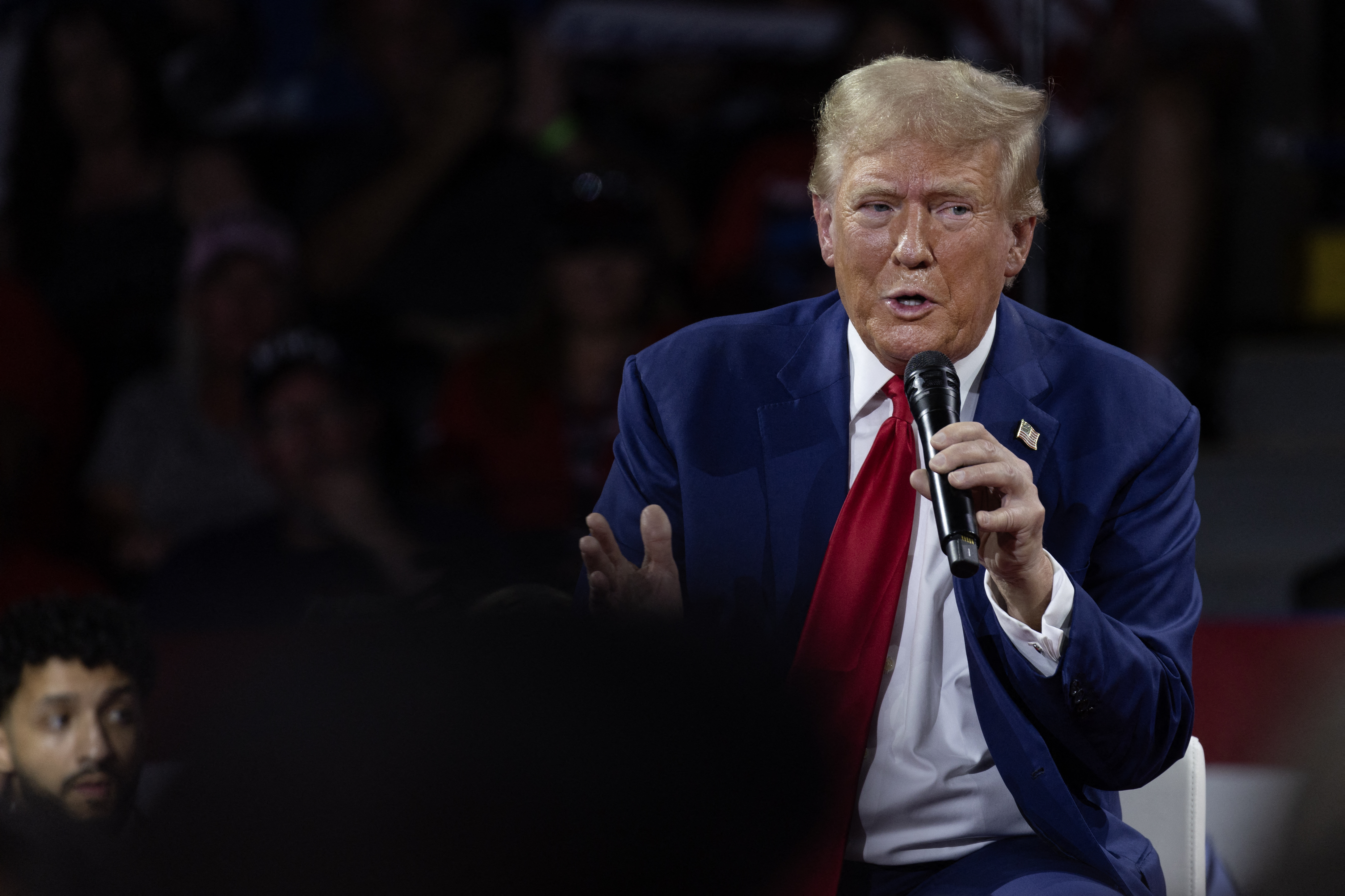 Donald Trump retomó su campaña tras un segundo intento de asesinato en su contra. Además, destacó que solo a presidentes "trascendentales" les disparan y reveló una breve conversación "cordial" con Kamala Harris tras el incidente.