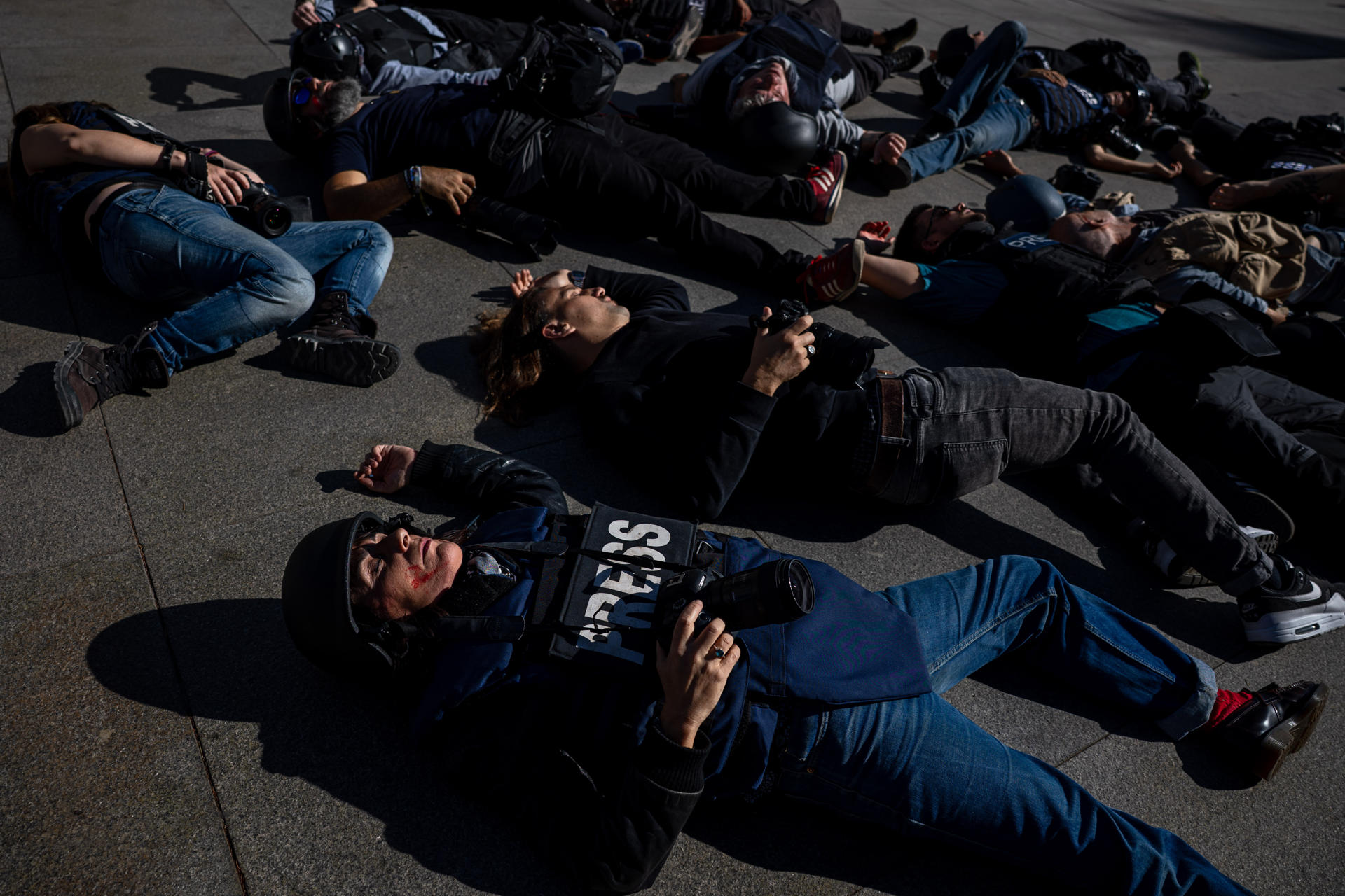 MADRID, 07/10/2025.-Un grupo de periodistas gráficos se manifiesta frente al Congreso de los Diputados en Madrid. Al menos 217 periodistas han muerto por ataques israelíes en Gaza, lo que convierte el conflicto en el más mortífero para los periodistas desde el final de la Segunda Guerra Mundial, según la ONG Campaña Emblema de Prensa (PEC), este martes en el segundo aniversario de la contienda.-EFE/ Daniel González