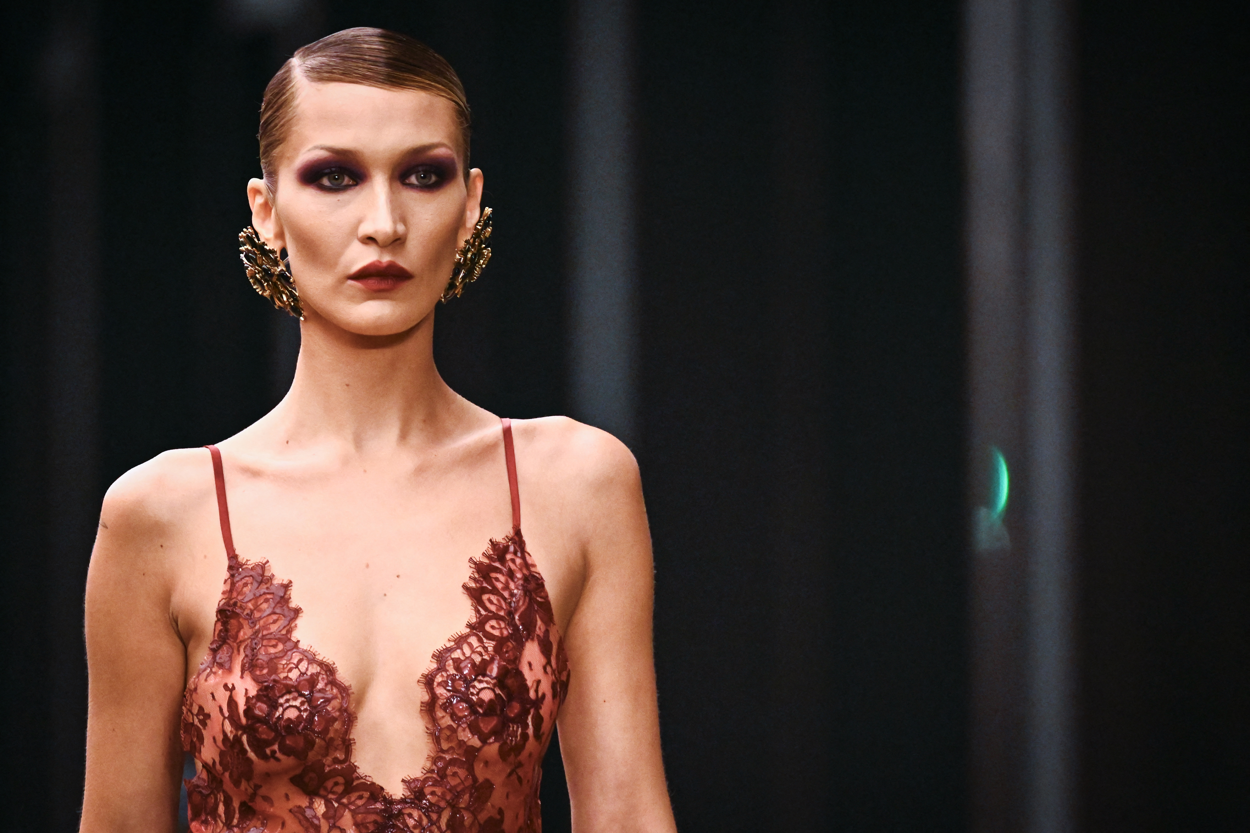 Así fue como Anthony Vaccarello celebró una década al frente de Saint Laurent