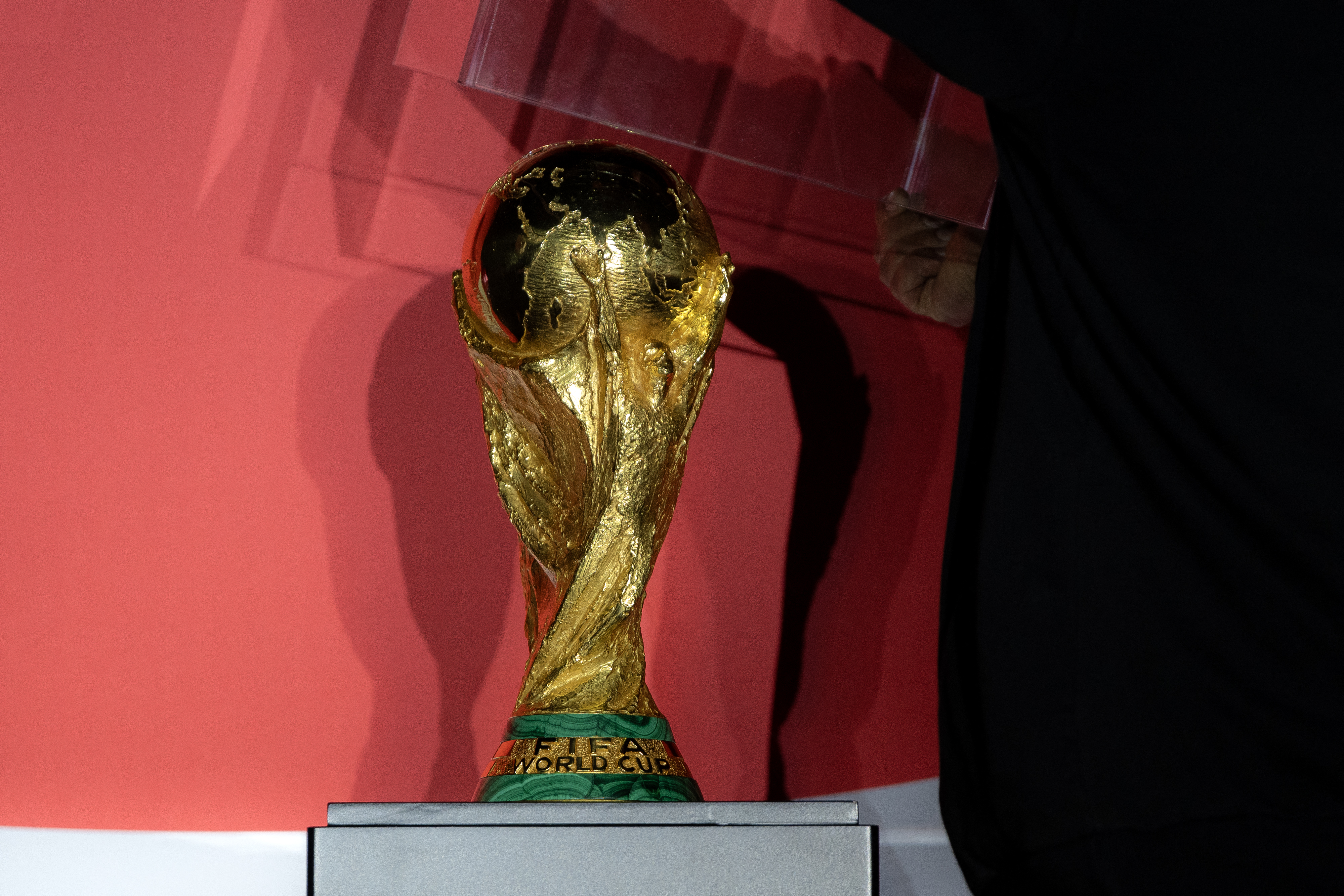 Trofeo original de la Copa del Mundo en Bogotá, Colombia, este 15 de febrero de 2026.