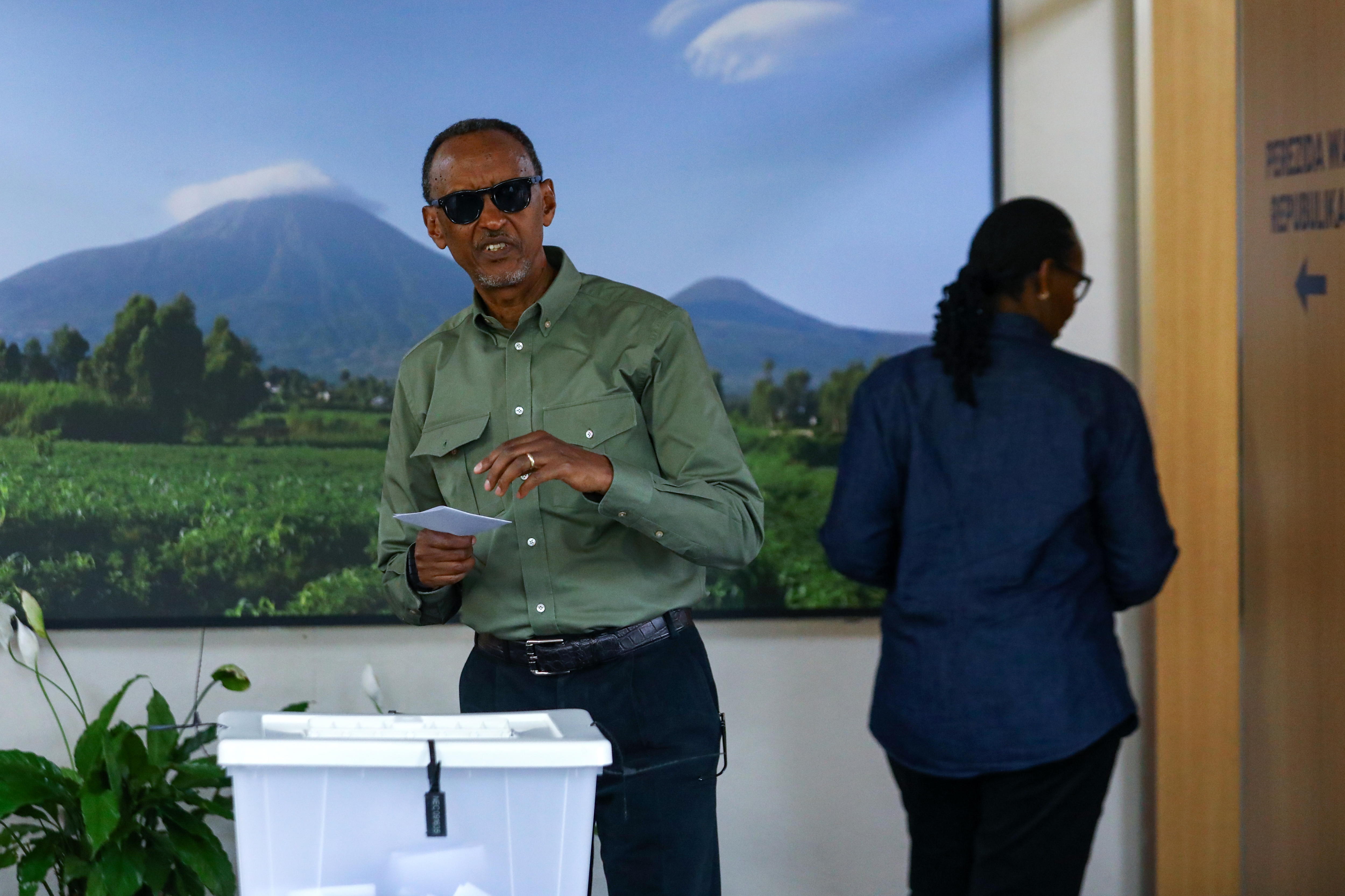 Kigali (Rwanda), 15/07/2024.- Rwandan President Paul Kagame casts his vote at SOS Technical High School in Kigali, Rwanda, 15 July 2024. Incumbent President of Rwanda Paul Kagame is seeking a fourth term as 9.7 million Rwandan citizens are eligible to vote to choose a president and members of parliament who will serve for the next five years. (Elecciones, Ruanda) EFE/EPA/DANIEL IRUNGU