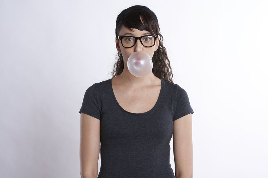 Quita el chicle de la ropa con vinagre. Así no la dañas