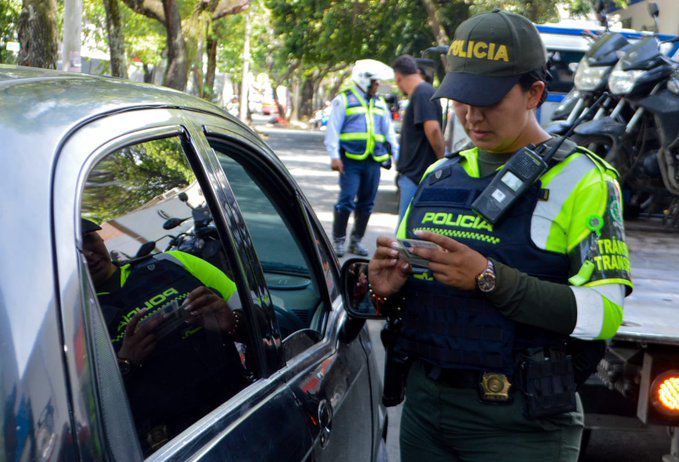 Denuncian supuestos “veedores” por entorpecer operativos de tránsito en Cali
