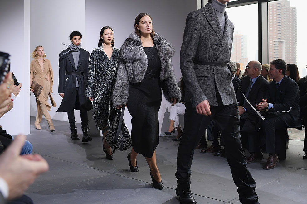 Modelo de talla grande desfila en la Semana de la Moda de Nueva York