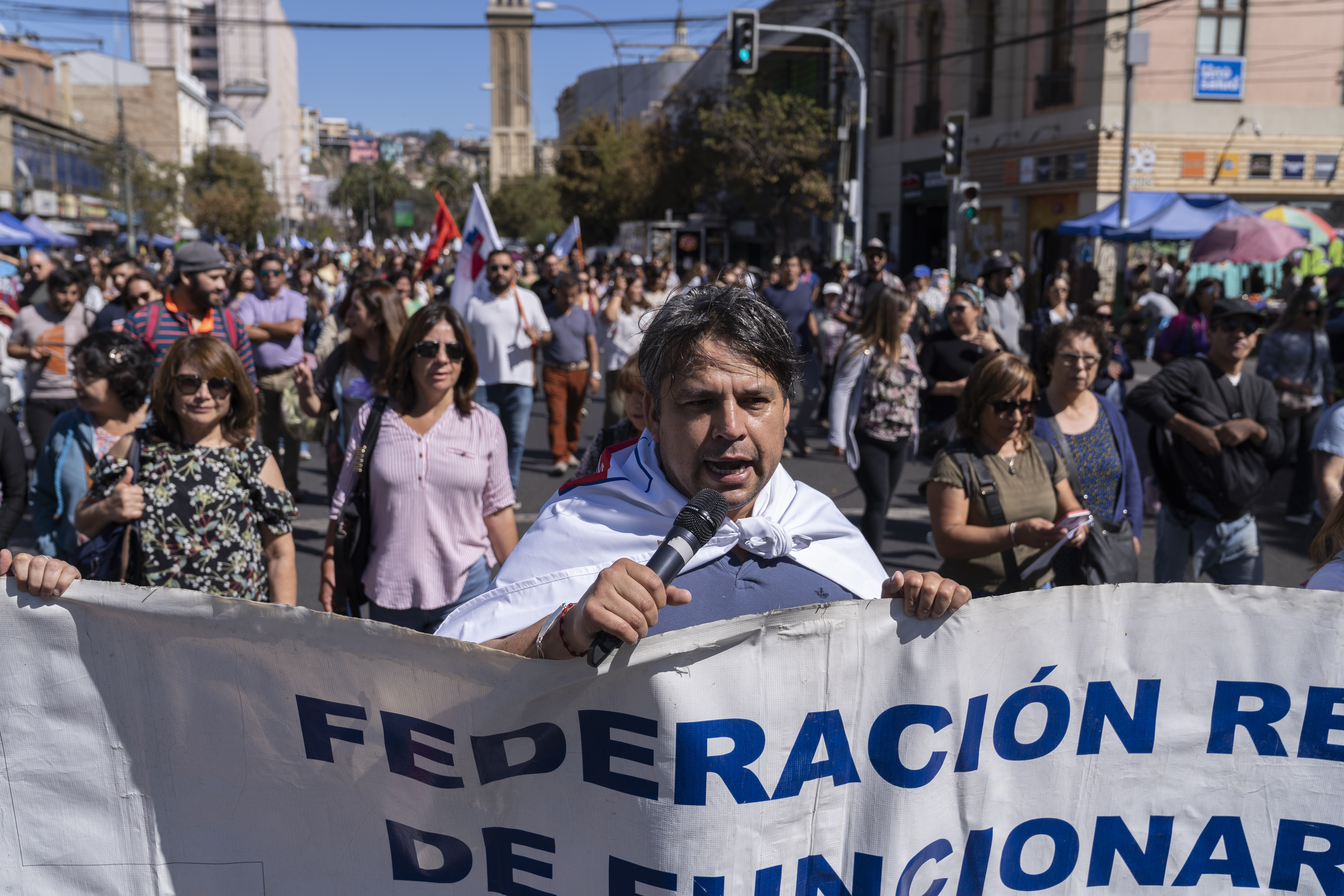 AME2611. VALPARAÍSO (CHILE), 15/03/2023.- Empleados de la Confederación Nacional de Funcionarios de la Salud Municipalizada (Confusam) inician un paro nacional de 48 horas para exigir al Gobierno que facilite las jubilaciones y mejore las condiciones laborales de quienes trabajan en situaciones de riesgo, entre otros derechos laborales, hoy, en Valparaíso (Chile). Más de medio millar de ellos salieron a la calle en una marcha que colapsó varias calles del centro de la ciudad portuaria, situada unos 120 kilómetros al este de Santiago y en la que reclamaron que se solucionen "los problemas salariales que afectan gravemente la remuneración de más de 60.000 trabajadores". EFE/ Adriana Thomasa
