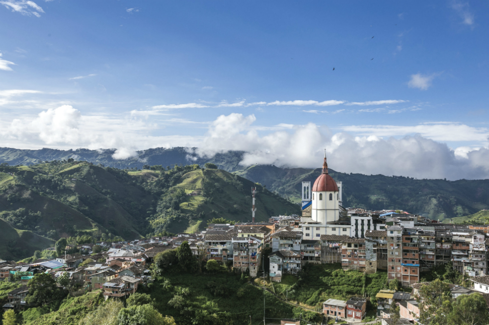 Algunas rutas: El Paisaje Cultural Cafetero es Patrimonio de la HumanidadCotelco CaldasPueblos de la colonia: un viaje de cinco días en los que se puede disfrutar de los paisajes más lindos y los pueblos coloniales mejor conservados de la región de Boyacá, Cundinamarca y Santander. La ruta se combina con la experiencia de recorrer Los Andes en bicicleta. Es un viaje ideal para el ciclista que no necesariamente es un deportista consagrado.Recorrido heroico: un viaje solo para ciclistas avanzados. Consta de más de 1.000 kilómetros de recorrido, por los paisajes más espectaculares de Los Andes colombianos. Este recorrido incluye el ascenso al mítico Alto de Letras, uno de los más difíciles del mundo. Son en total 85 kilómetros de acenso.La Ruta del Café: ideal para la bicicleta de Ruta o de Montaña. El Paisaje Cultural Cafetero es un gran escenario para tours en bicicleta de entre 3 y 5 días de duración, en los que se puede disfrutar de rutas que retan a los participantes. Se puede disfrutar del paisaje patrimonial, para al final descansar en haciendas cafeteras o en termales terapéuticas.