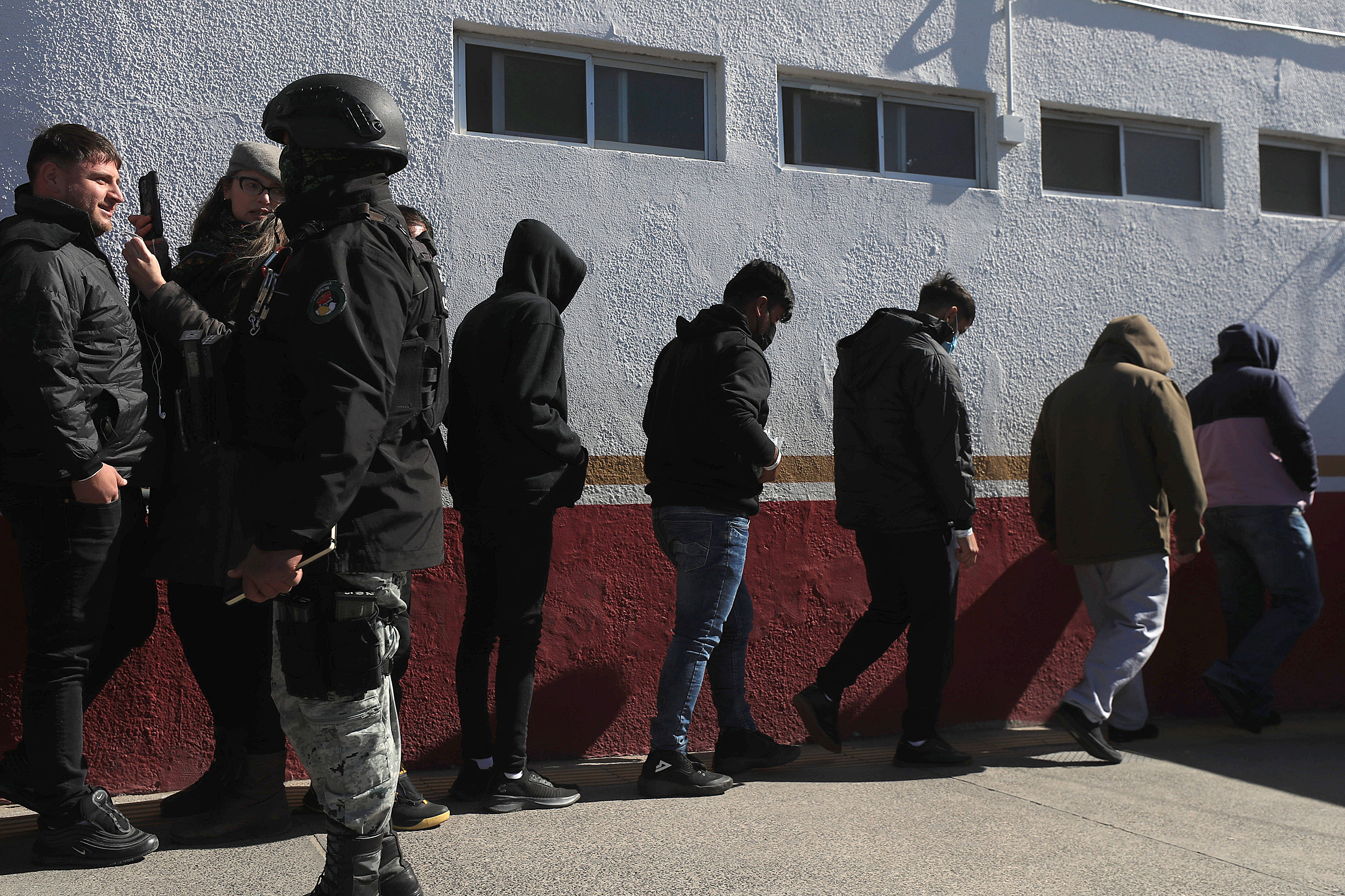 MEX690. CIUDAD JUÁREZ (MÉXICO), 23/01/2025.- Migrantes deportados cruzan el puente Internacional Paso del Norte este jueves, en Ciudad Juárez (México). Activistas defensores de los migrantes se concentraron en un puente fronterizo entre Ciudad Juárez (México) y El Paso (EE.UU.) para pedir "misericordia" y apoyo a la presidenta mexicana, Claudia Sheinbaum, con los migrantes deportados ya que la gran mayoría no cuentan "con dinero ni dónde quedarse". EFE/ Luis Torres
