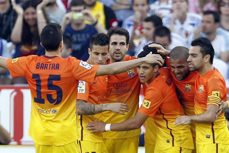 El líder Barcelona golea 3-0 en Zaragoza con doblete de Tello