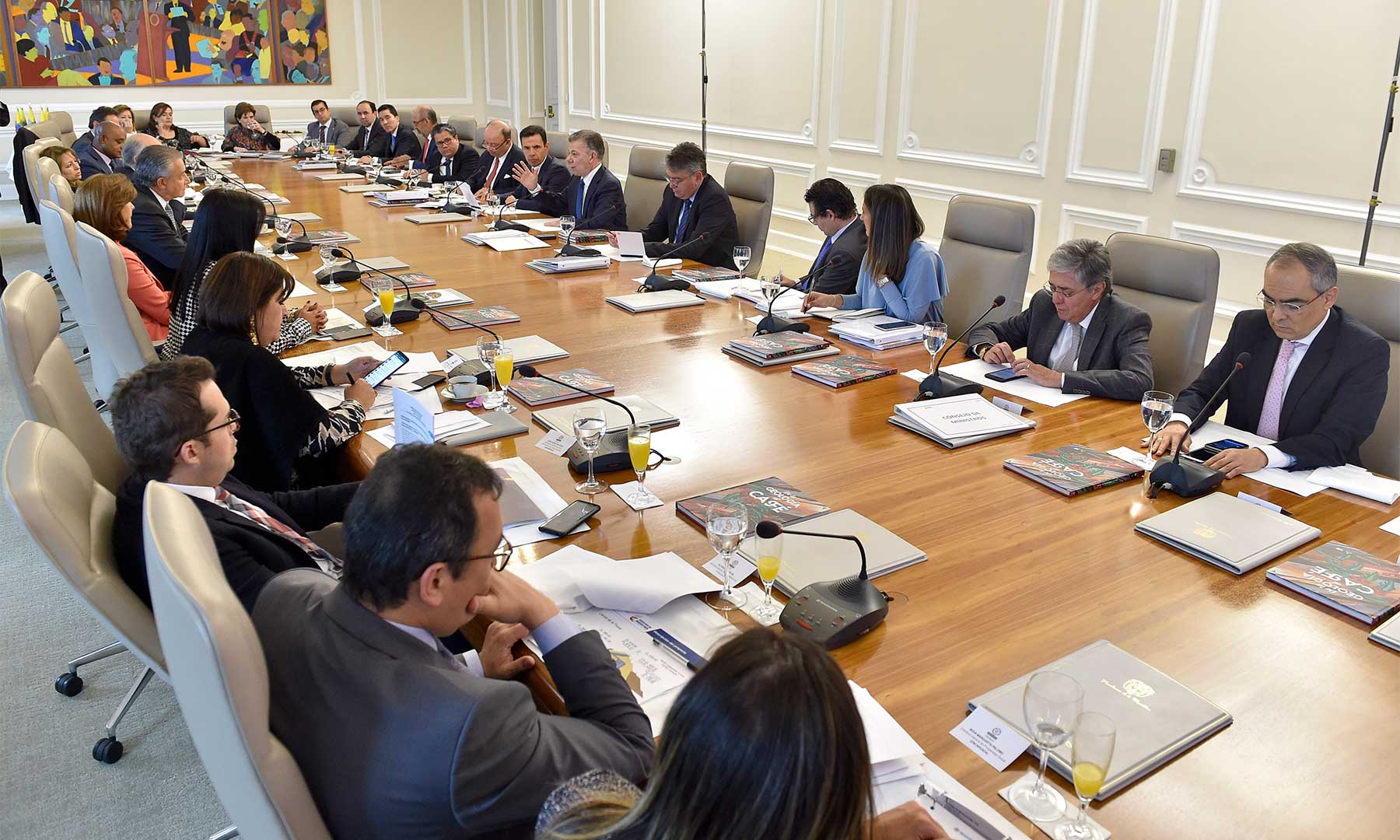 Santos preside último consejo de ministros