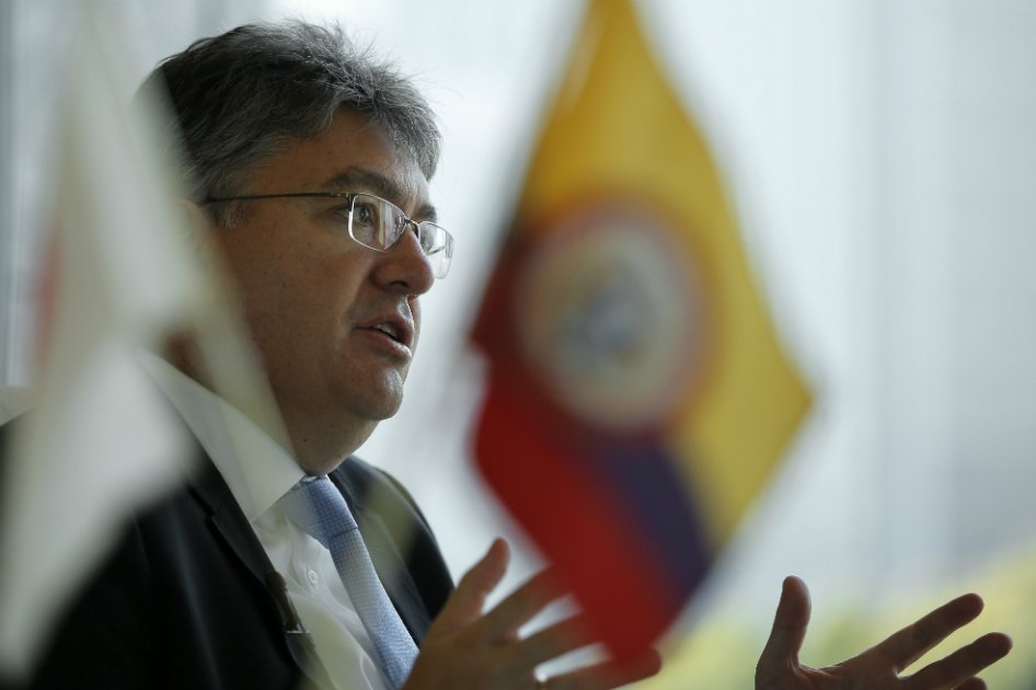 Banrepública no ha considerado intervenir en mercado del dólar: Minhacienda