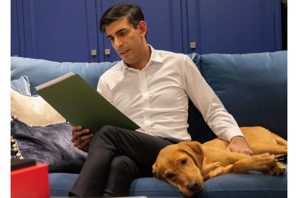 Primer ministro británico recibió una advertencia por pasear el perro sin correa