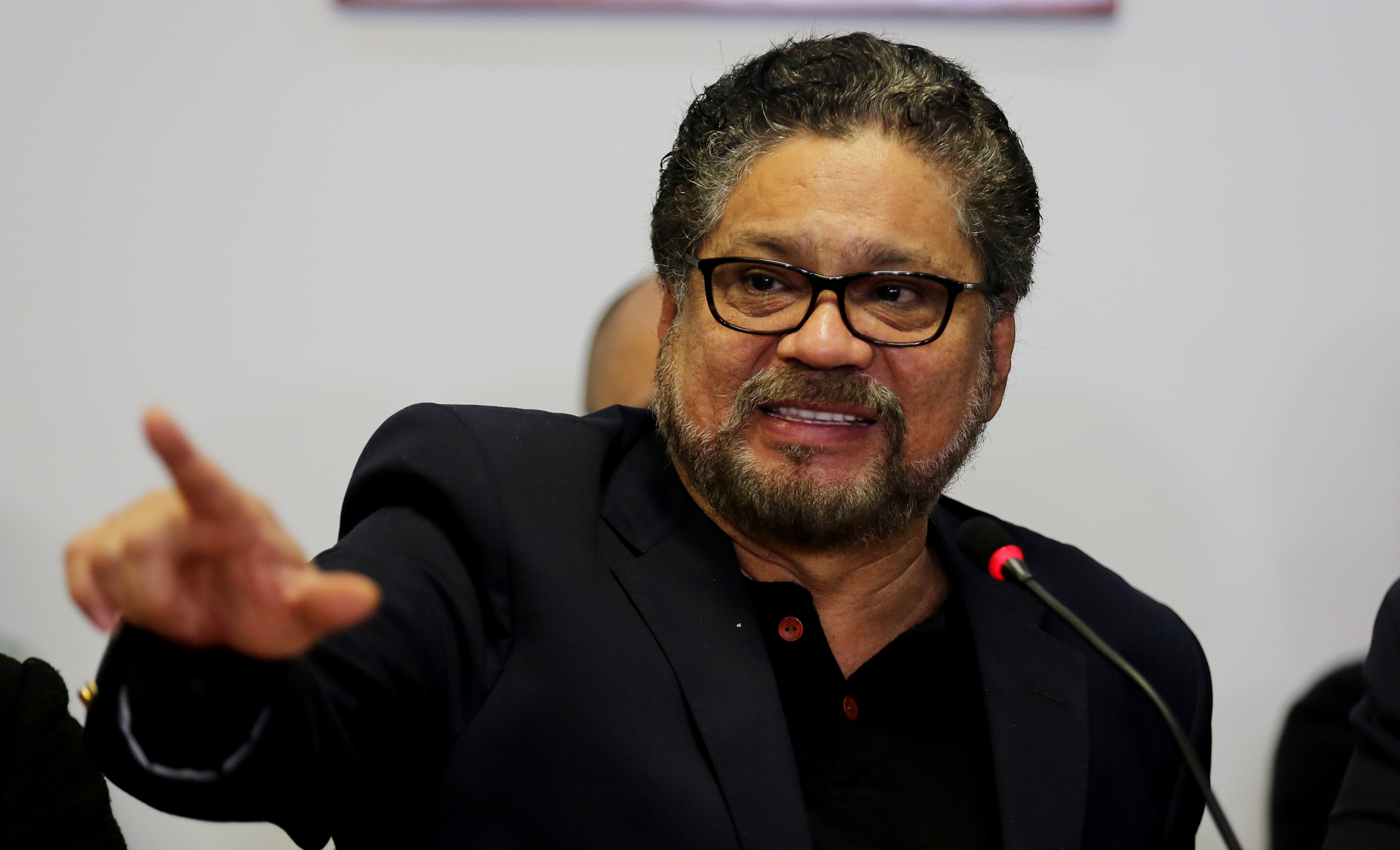 BOG201. BOGOTÁ (COLOMBIA), 24/10/2024.- Fotografía de archivo del 10 de abril de 2018 del jefe de la disidencia de las FARC Segunda Marquetalia, 'Iván Márquez' durante una rueda de prensa en Bogotá (Colombia). 'Iván Márquez', de quien se dijo que había muerto durante una operación quirúrgica en Venezuela, está vivo, informó este jueves el consejero comisionado de paz de Colombia, Otty Patiño. EFE/ Leonardo Muñoz