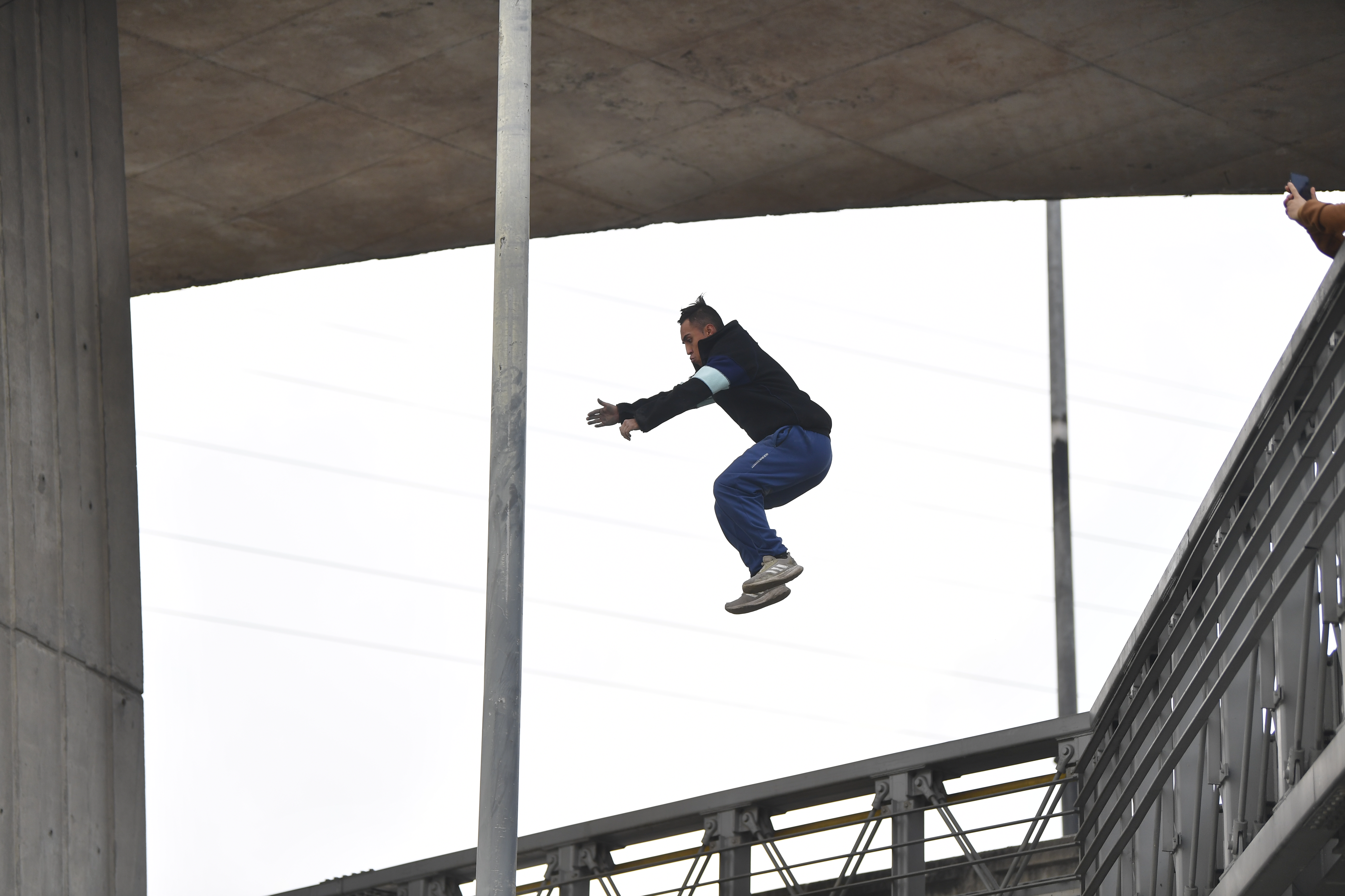 Joven que practica este deporte en las calles de Bogotá