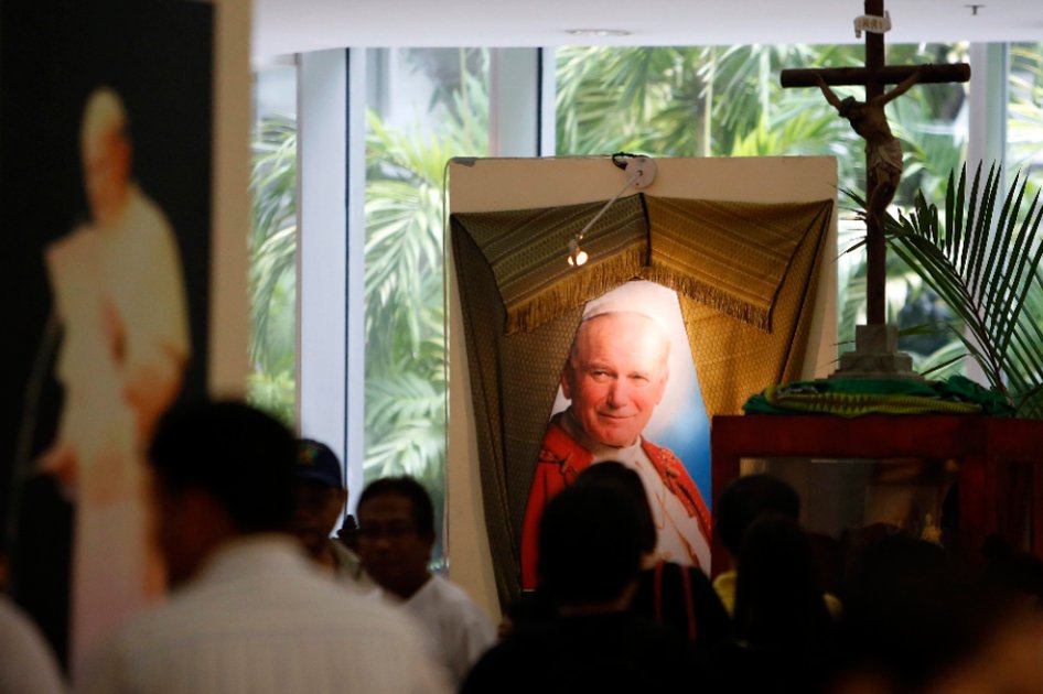 Dos de los líderes más carismáticos de la Iglesia católica moderna, los papas Juan Pablo II y Juan XXIII, serán santificados este fin de semana en el Vaticano, con previsiones de que acudan hasta un millón de peregrinos, según las autoridades.