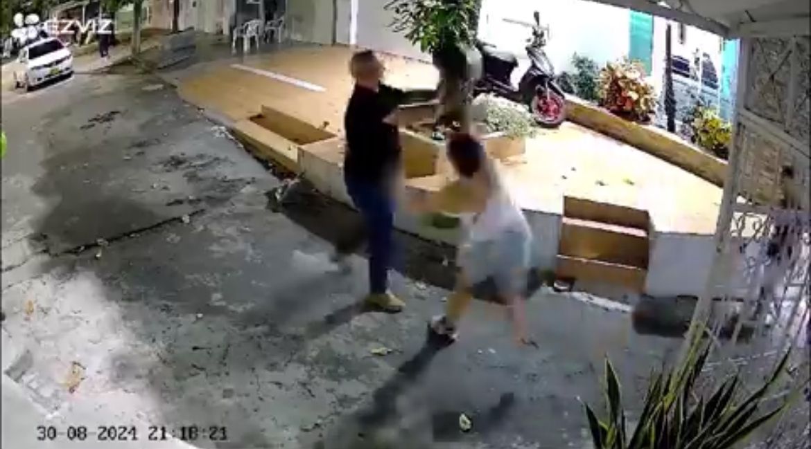 En el video que circula por redes sociales, el hombre discutía con tres mujeres y en medio del forcejeo una de ellas le pegó en la cabeza con un casco.