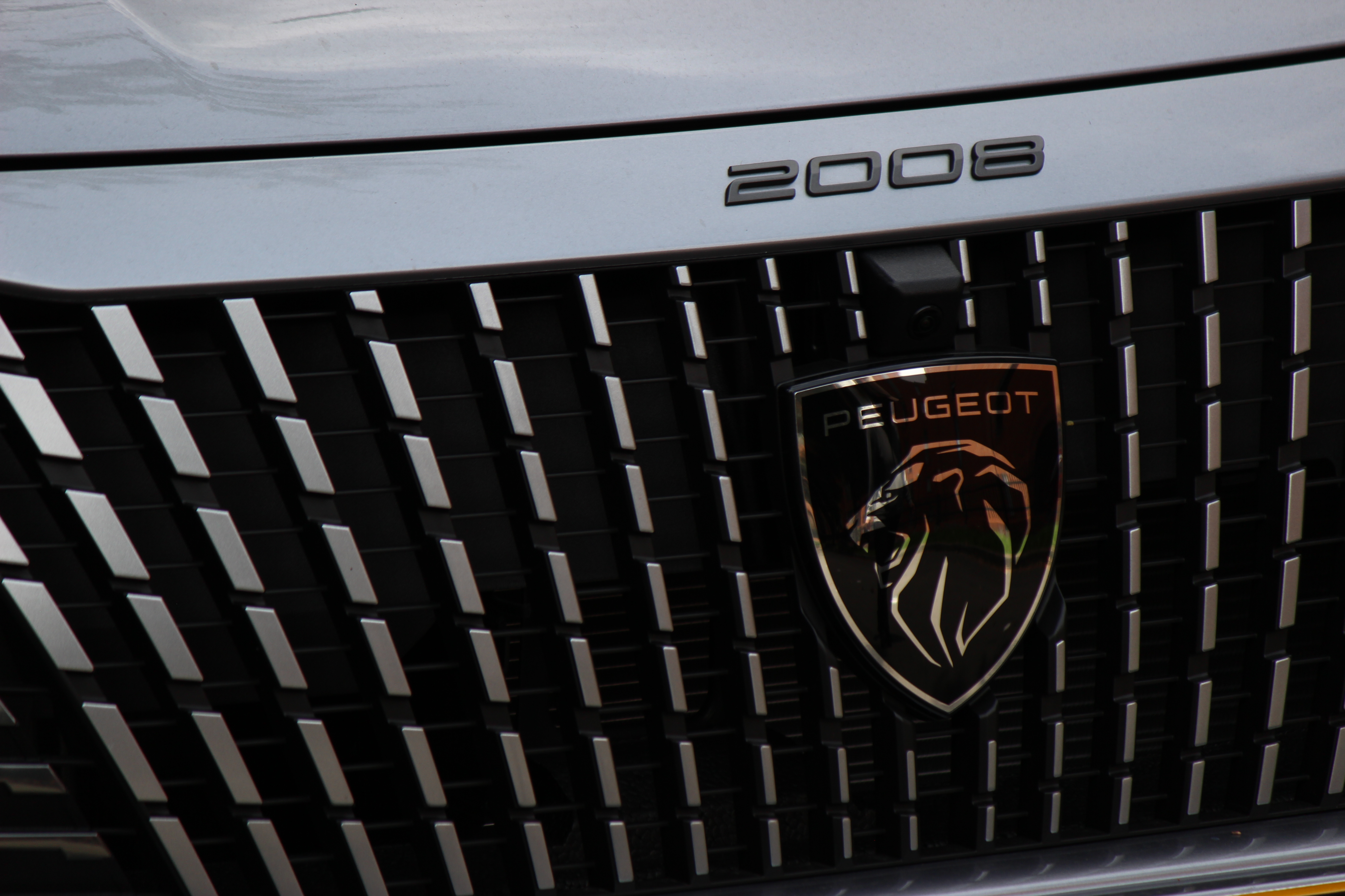 Peugeot incorporó su nuevo logo al 2008. Se encuentra rines, parrilla, volante, entre otras partes de la SUV.