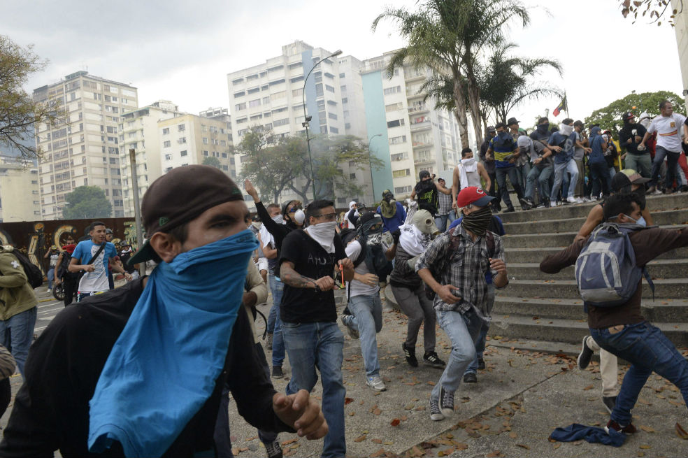 Gases y piedras en vez de playa: las protestas de Semana Santa en Venezuela