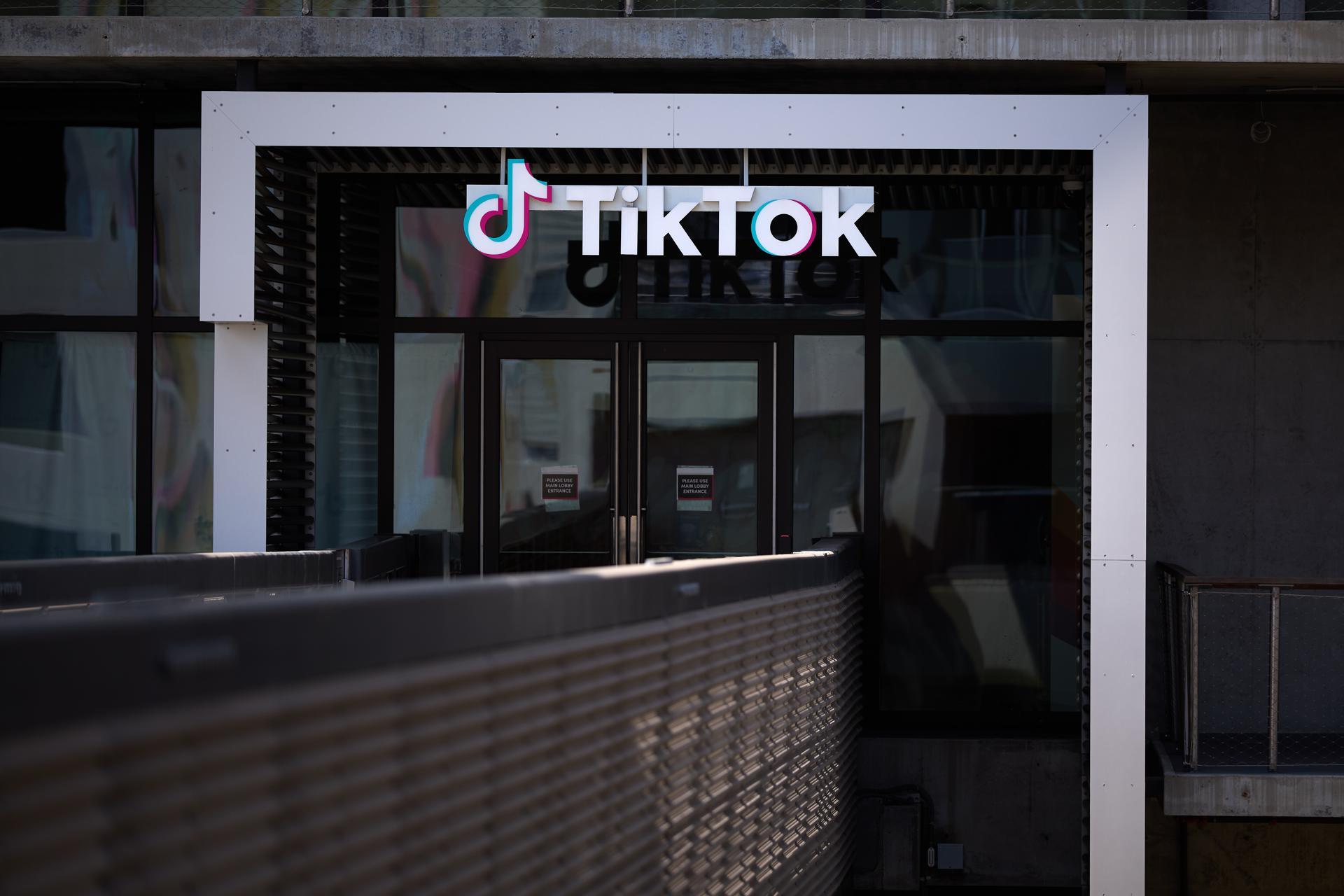 LOS ANGELES (United States), 15/09/2025.- Signage is on display at TikTok headquarters in Los Angeles, California, USA, 15 September 2025. US and Chinese officials said they have reached a framework agreement to switch the TikTok app to US-controlled ownership that will be confirmed in a call on 19 September between US President Donald Trump and Chinese President Xi Jinping. EFE/EPA/ALLISON DINNER