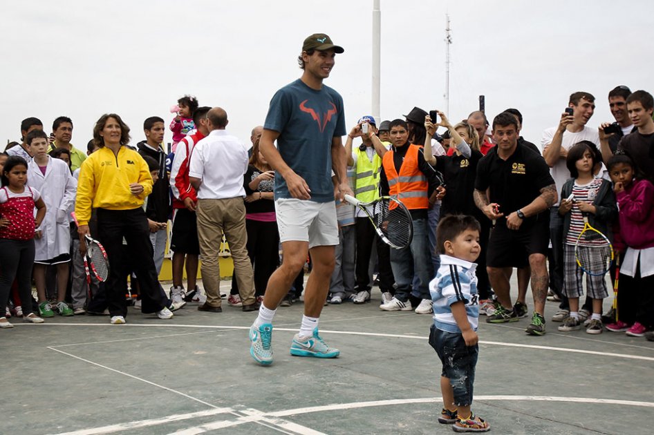 Rafael Nadal juega tenis con niños en un barrio de Buenos Aires