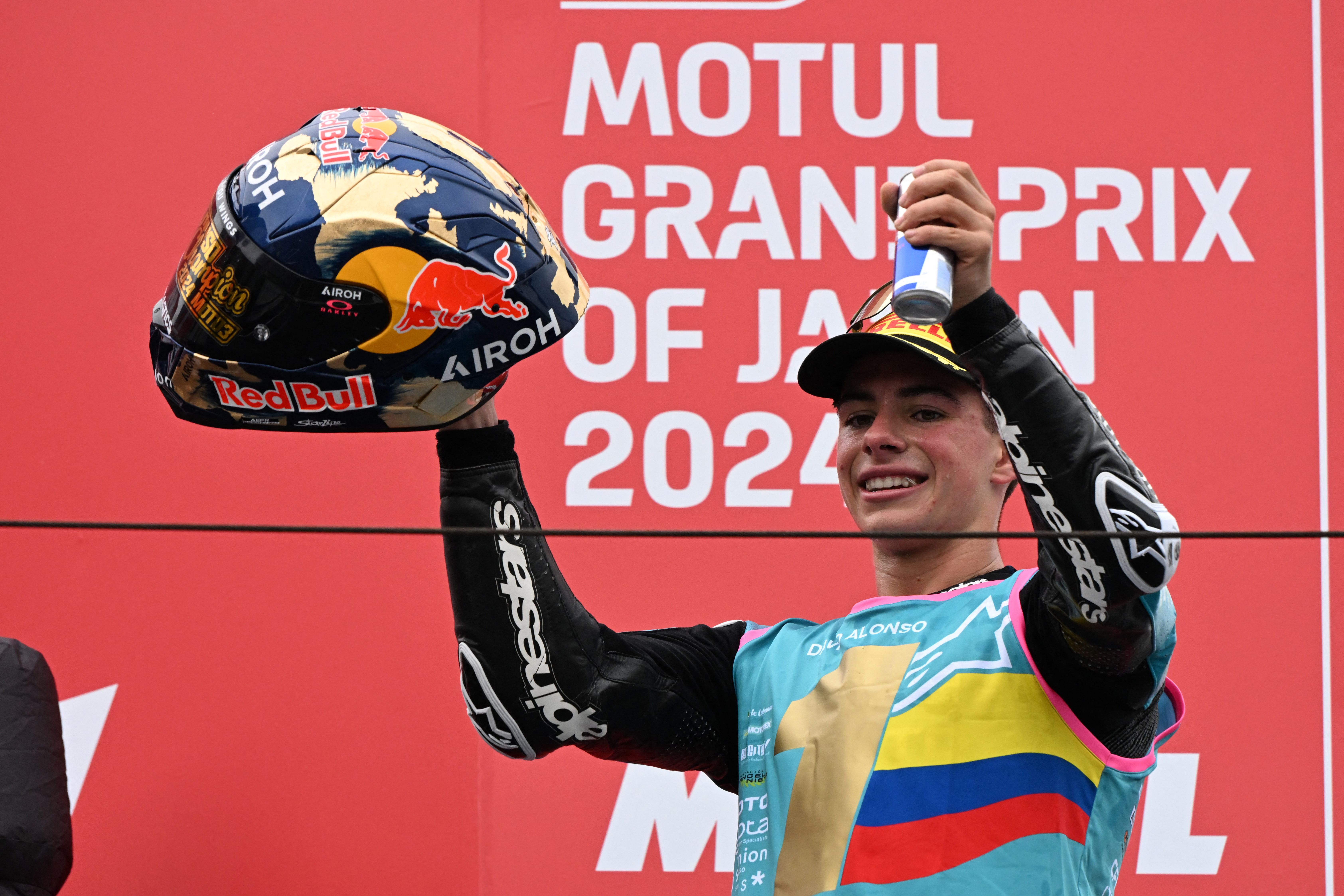 El piloto colombiano David Alonso celebra su consagración en el Campeonato Mundial de Moto3 de 2024.