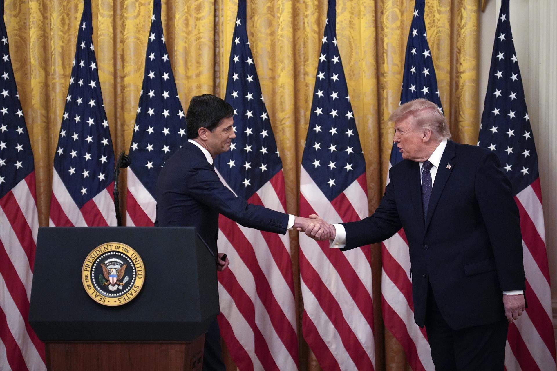 Con promesas de reformas, Kevin Warsh tomó las riendas de la Reserva Federal de EE. UU.