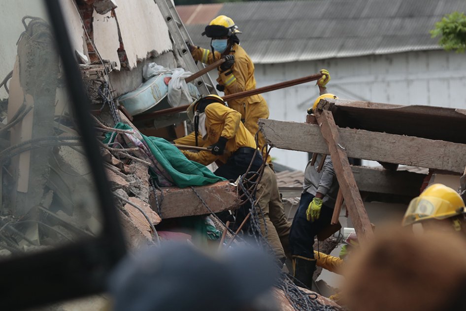 Sobrevivientes mantienen la búsqueda de familiares tras sismo en Ecuador