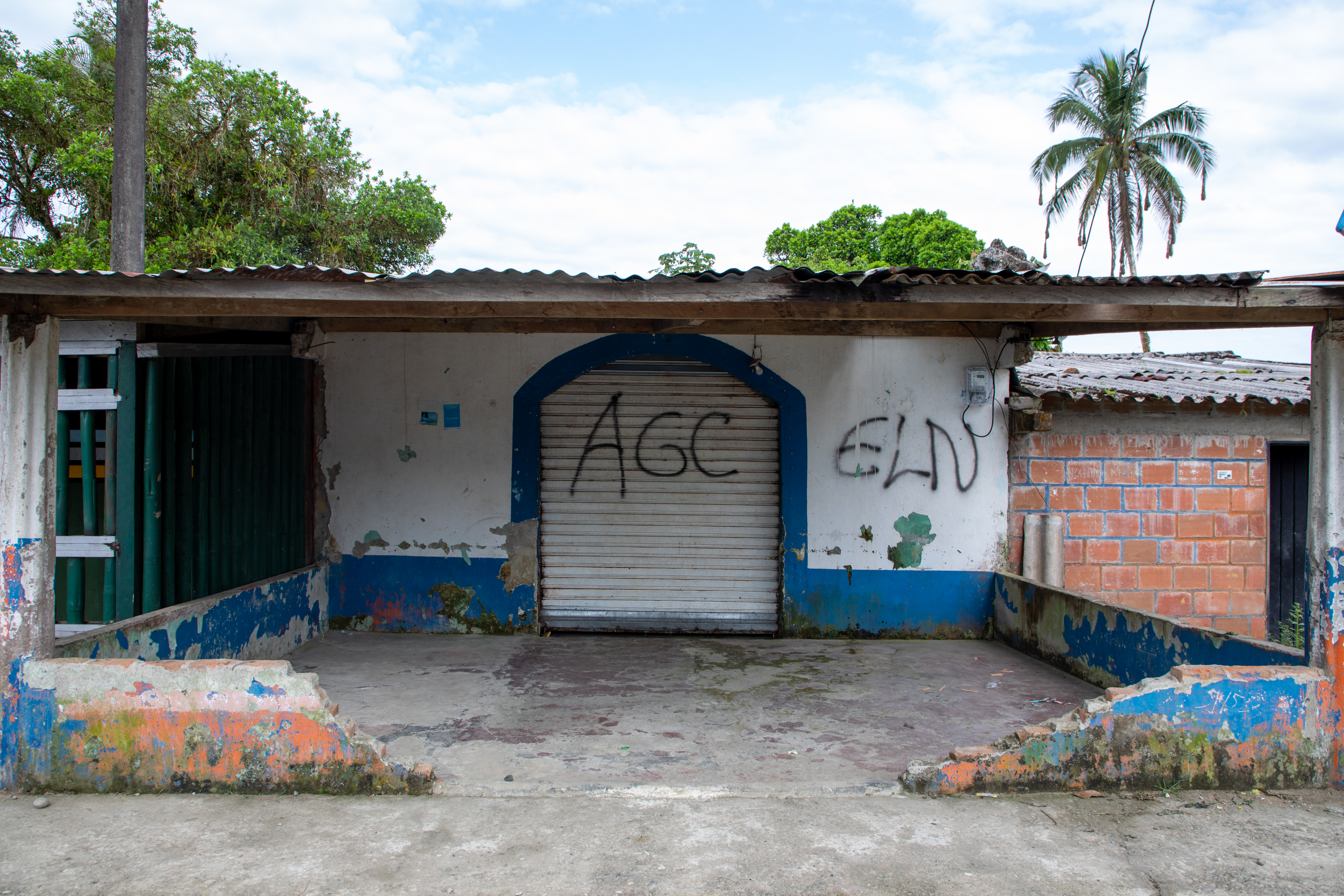 La elección de estas zonas para ser visitadas y empezar allí los alivios humanitarios tiene que ver con la histórica afectación que han tenido por cuenta del conflicto. Prueba de que la situación persiste son las disputas territoriales entre grupos armados. En La Colonia, por ejemplo, hay decenas de grafitis del Eln tachados por las Agc, o pintados al lado.