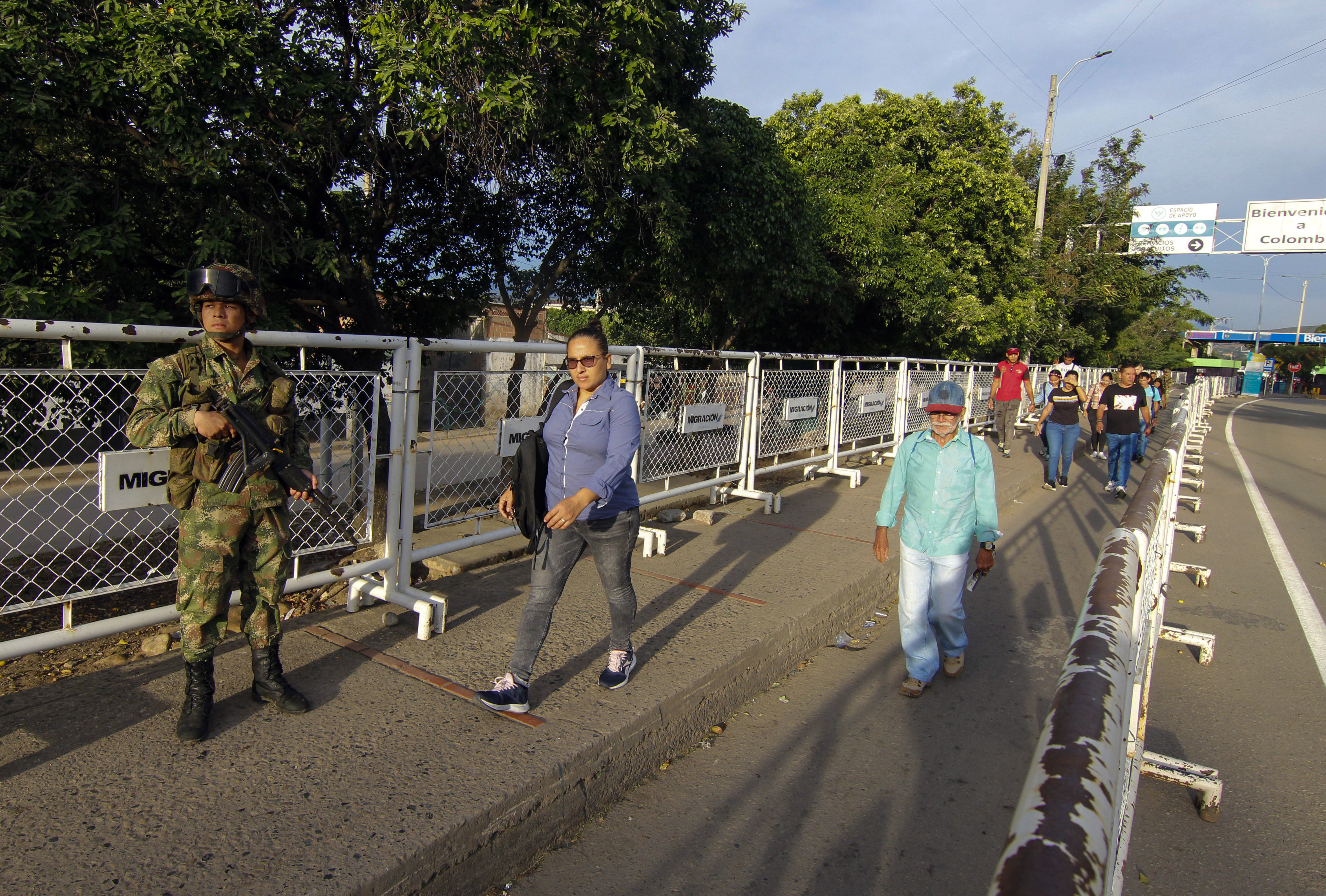 AME265. CÚCUTA (COLOMBIA), 27/09/2022.- Militares colombianos custodian el punto de control de seguridad fronteriza con Venezuela, hoy, en el puente internacional Simón Bolívar, en la ciudad de Cúcuta (Colombia). La reapertura ayer de la frontera colombo-venezolana marca un nuevo inicio para las relaciones entre ambos países, que duraron más de un lustro en estado crítico y ahora comienzan a ver los frutos del vuelco impulsado por el presidente colombiano, Gustavo Petro. EFE/ Mario Caicedo