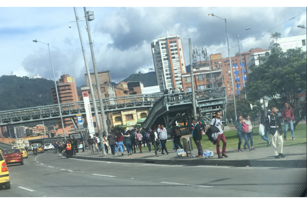 Se normaliza paso en el carril exclusivo en la Calle 26 a la altura de la U. Nacional