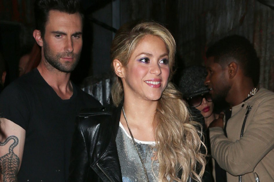 Shakira practica yoga junto a Adam Levine