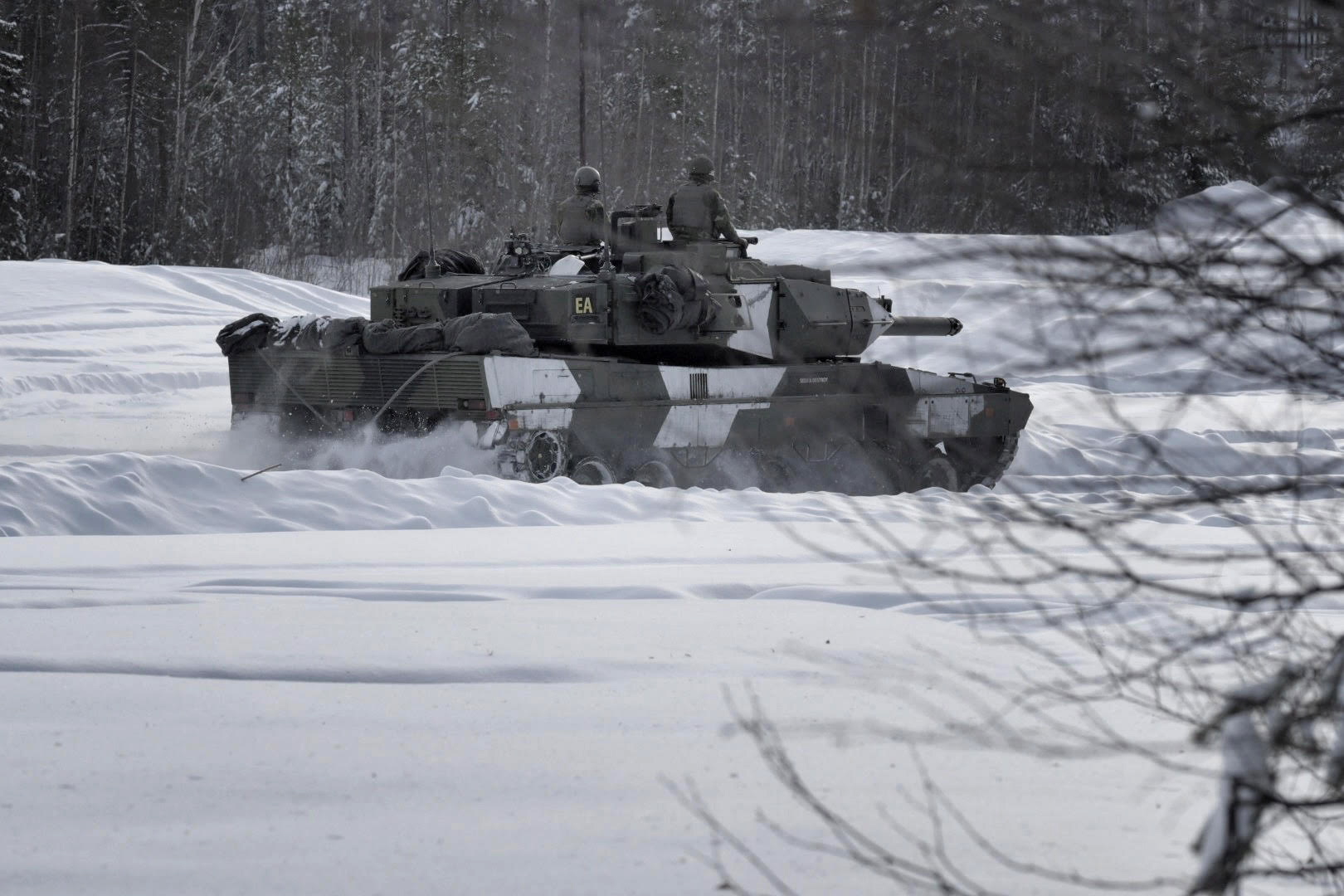 Boden (Sweden), 24/02/2023.- A Swedish Leopard 2 tank from the I19 Armoured Battalion in Boden moves in a snow covered surrounding ahead of Prime Minister Ulf Kristersson and Defence Minister Pal Jonson holding a press conference in Boden at the Norrbotten Regiment (I19) in Boden, Sweden, 24 February 2023, to mark the first anniversary of Russia's invasion of Ukraine. (Rusia, Suecia, Ucrania) EFE/EPA/Andreas Sjoelin SWEDEN OUT