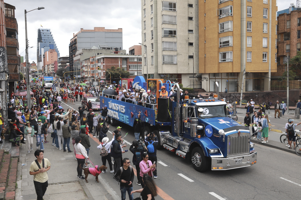 Caminata Por la Solidaridad Carroza caracol
Este Domingo 9 de Octubre el Canal caracol se solidarizó con la caminata por la solidaridad 2022, varios de sus talentos compartieron por varias horas con los transeúntes del recorrido que por tantos años se solidariza con los más necesitados.