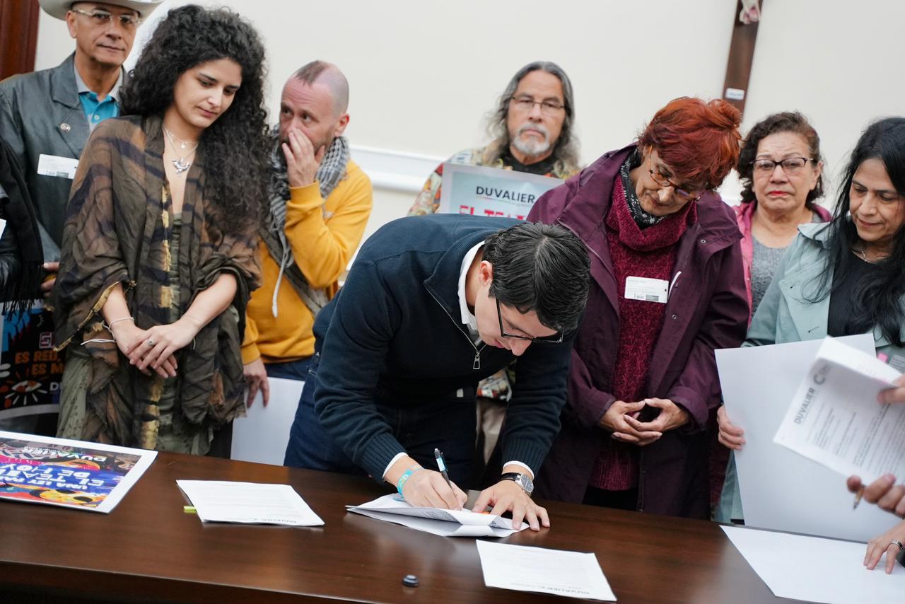 La ministra de las Culturas, las Artes y los Saberes, Yannai Kadamani (izq.) estuvo presente en la radicación del proyecto de ley que busca reformar la Ley de Teatro, presentado por el congresista Duvalier Sánchez (firmante).