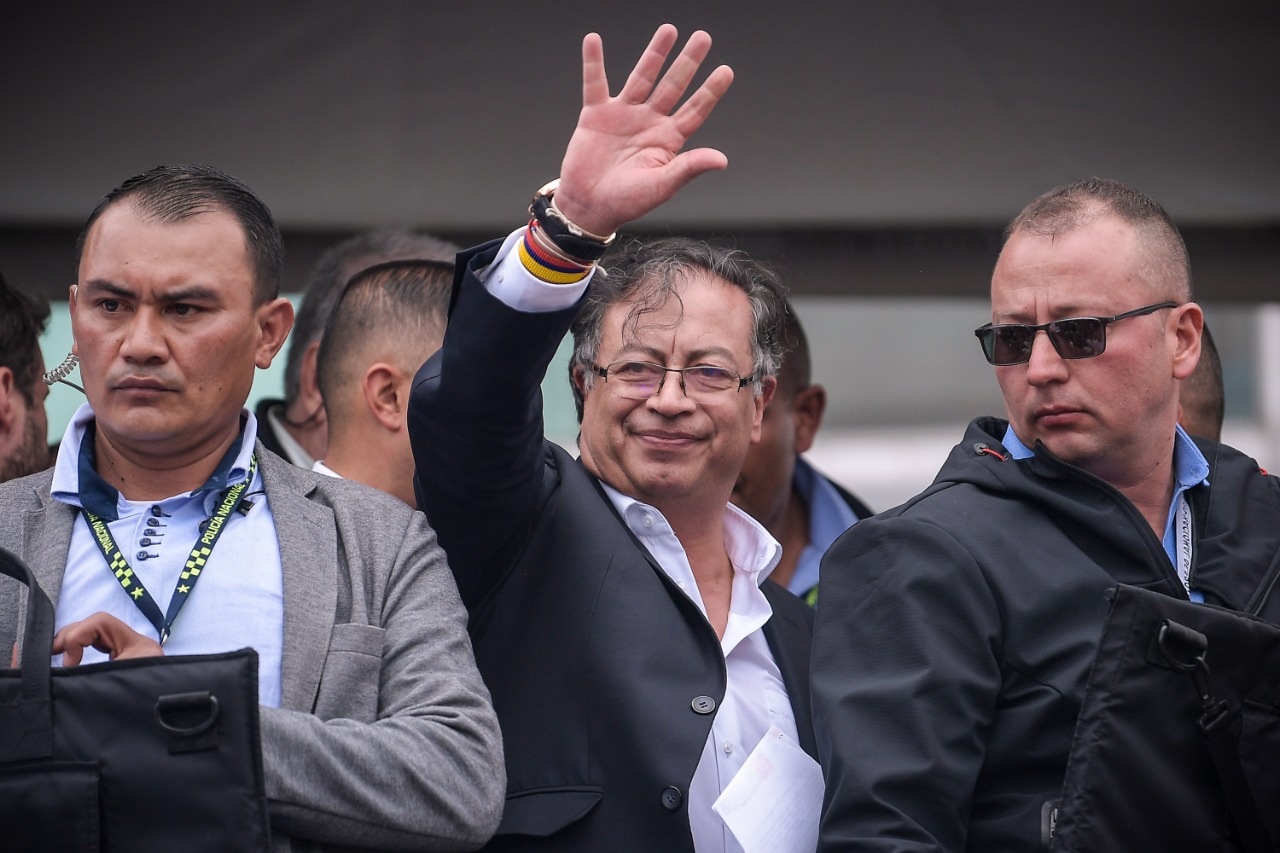 El presidente electo Gustavo Petro fue el último en llegar. Dijo que tenía que irse pronto porque tenía que continuar la agenda, pero recibió el "mandato popular".