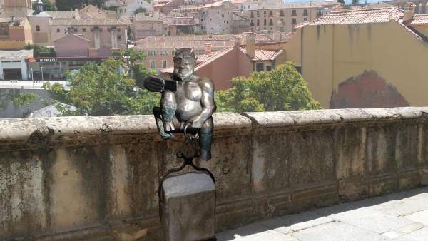 Polémica en España por la escultura de un diablillo junto a acueducto romano