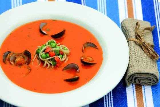 Almuerzo dominguero: sopa de tomate, almejas y pasta