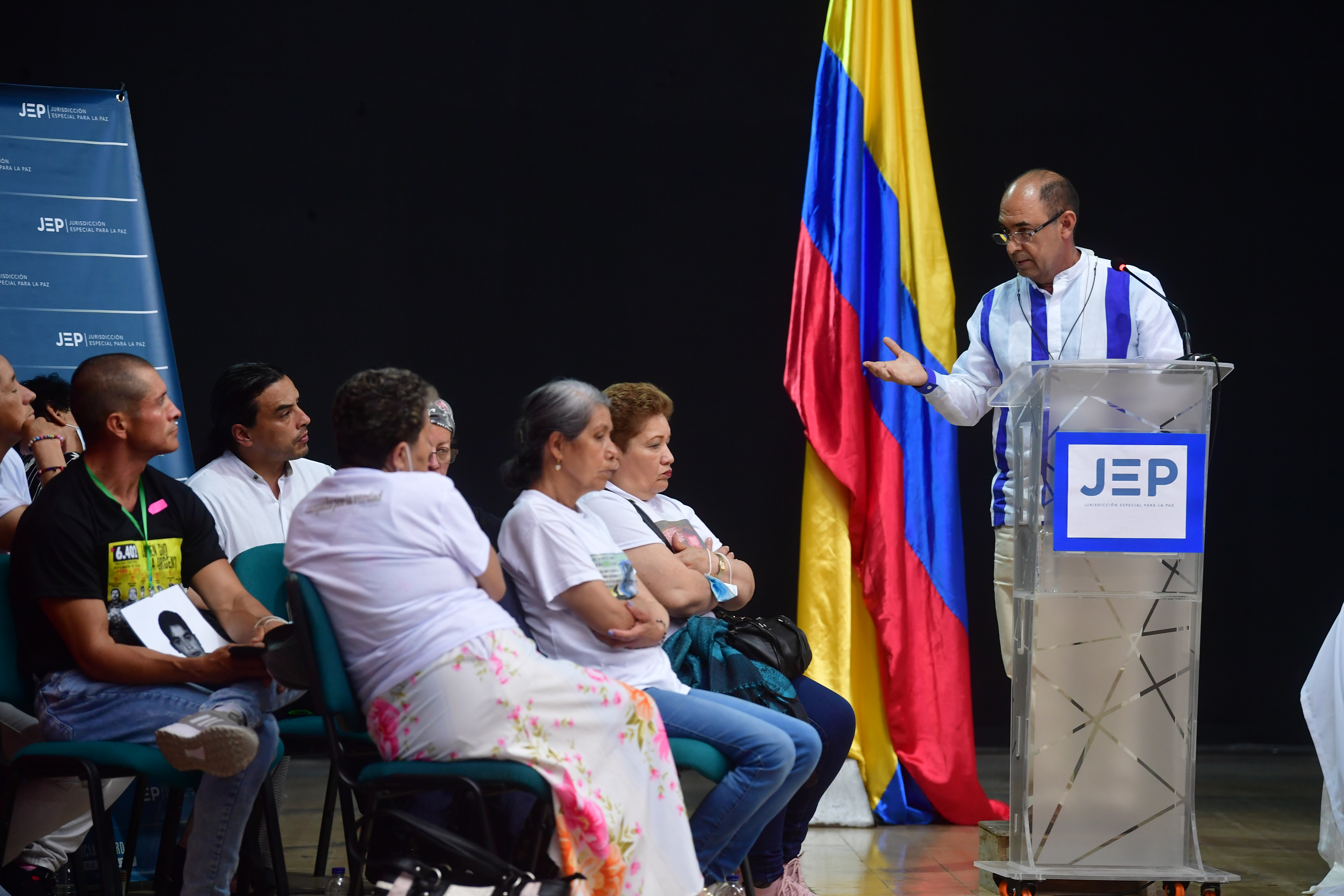 General (r) del Ejército en la audiencia de la JEP, en Ocaña, reconociendo responsabilidades por los llamados falsos positivos ante familiares de las víctimas y ante la JEP (de pie camisa blanca).