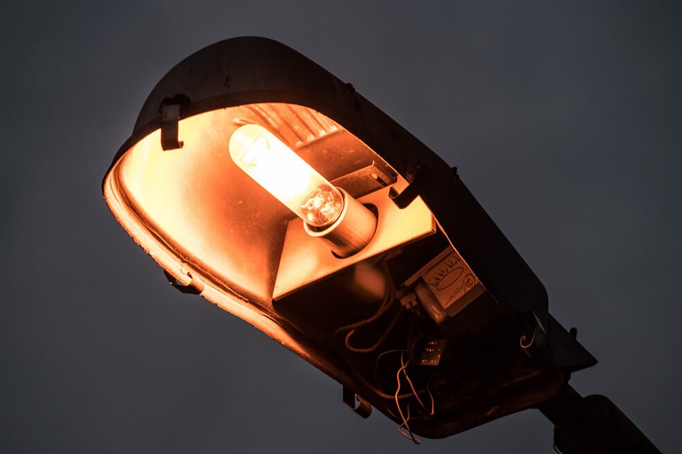 Enel-Codensa comenzará a retirar las luminarias de la Plaza Principal y lo hará con las otras 4.300 de manera paulatina. / Pixabay